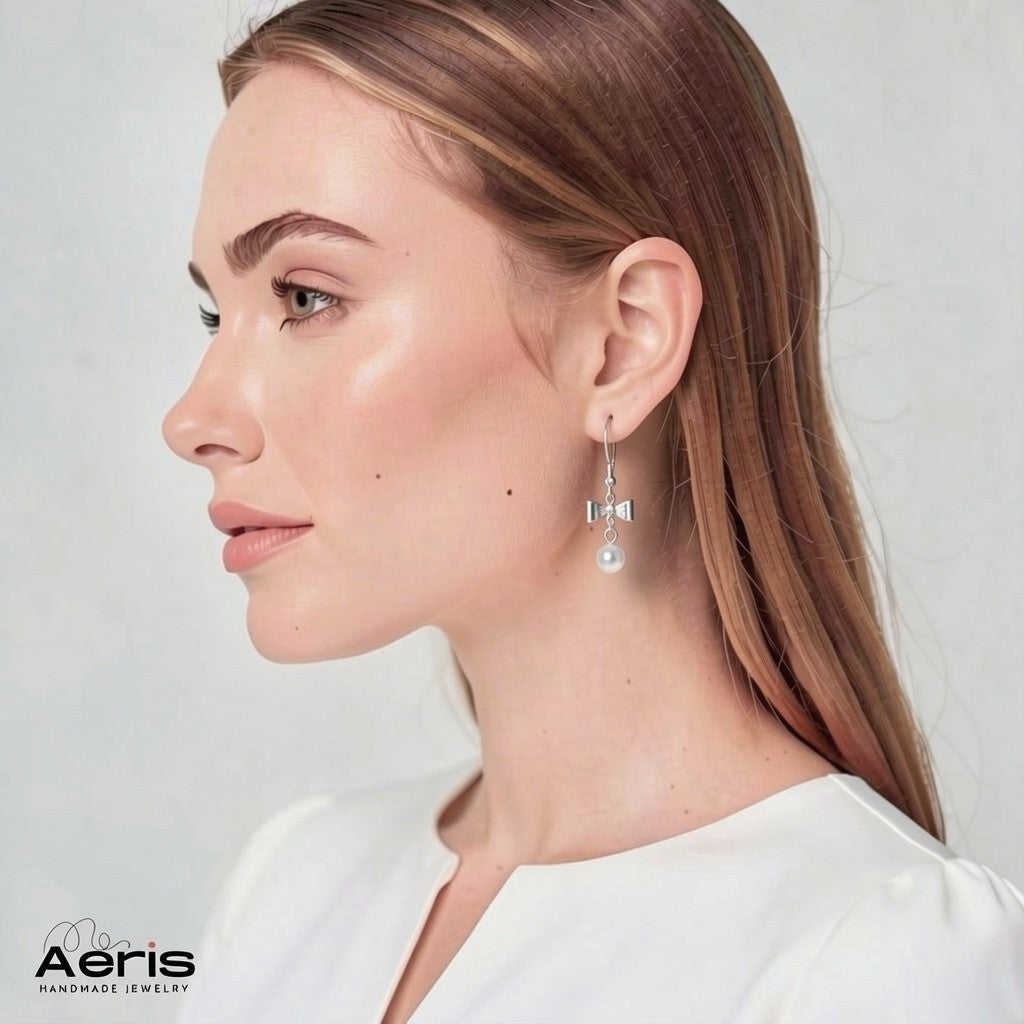 Cercei cu fundita din inox si cu perla din sidef, minimaisti si elegati