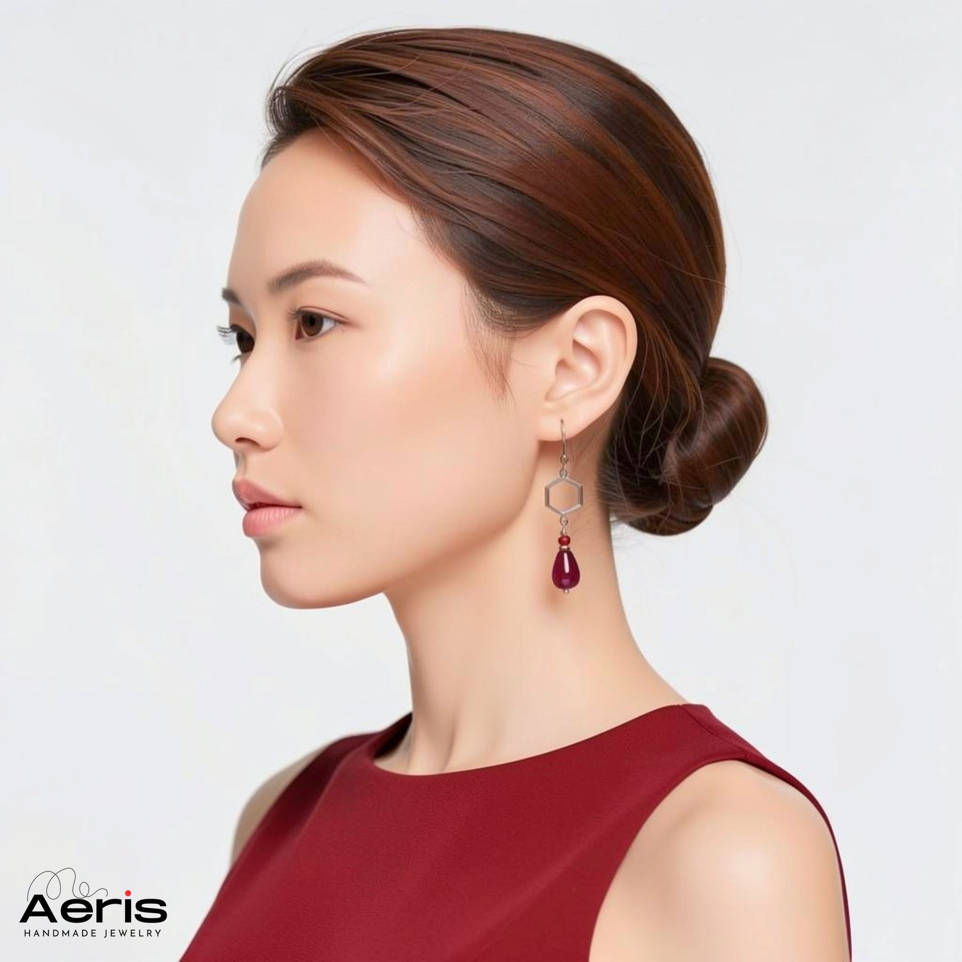 Cercei drop cu piatra semipretioasa jad visiniu, expusi pe model