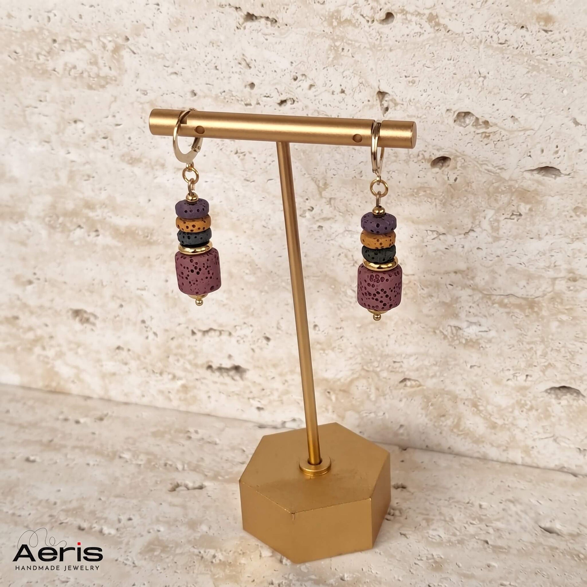 Cercei handmade cu lava multicolora, pe suport auriu