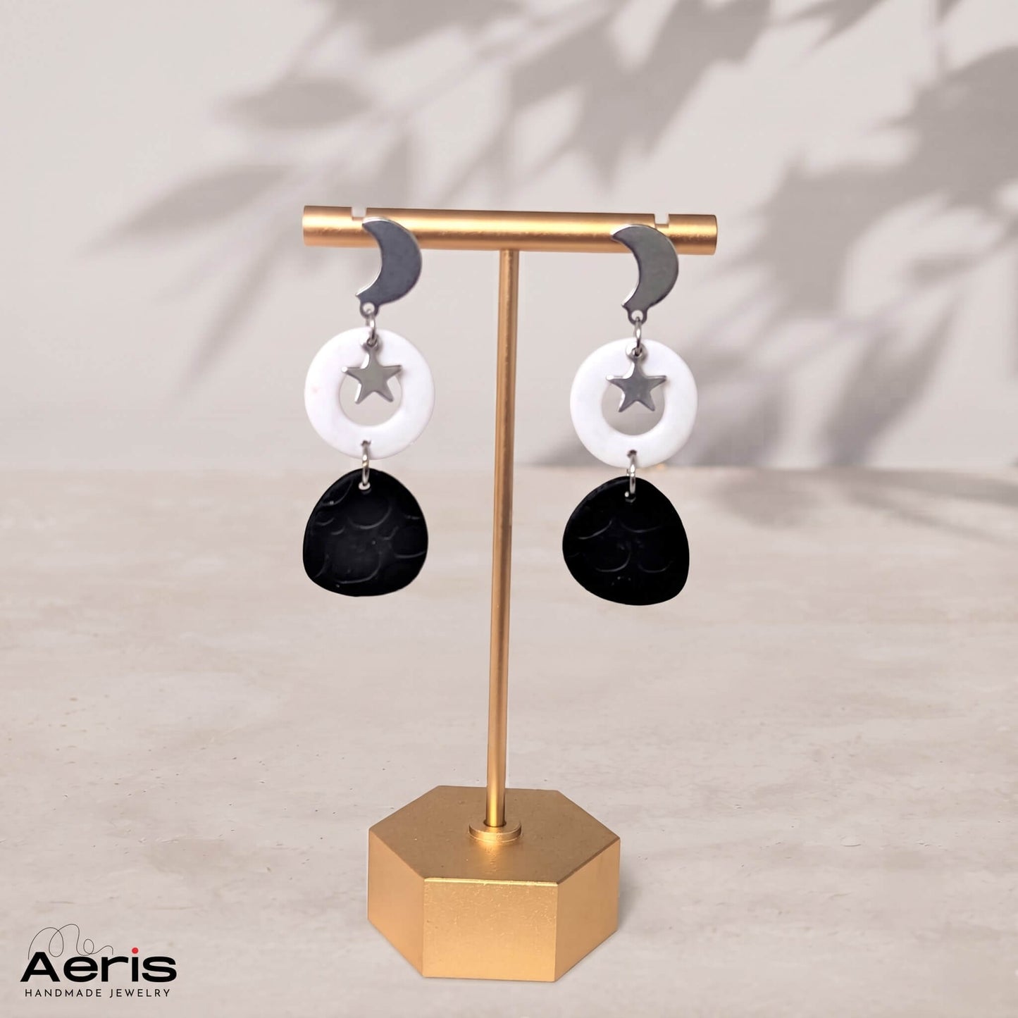 Cercei handmade cu tija din inox si argila polimerica in culori de alb si negru