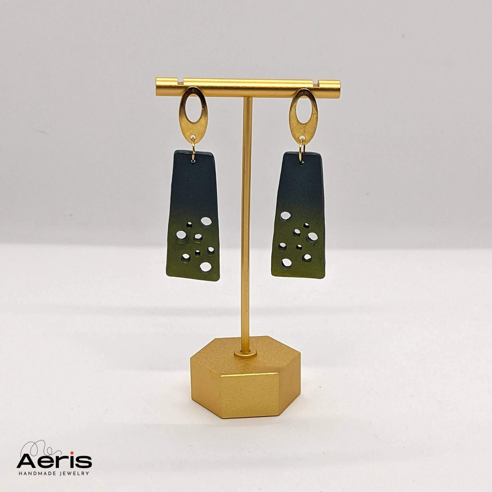 Cercei handmade eleganti, prezentati pe suport auriu