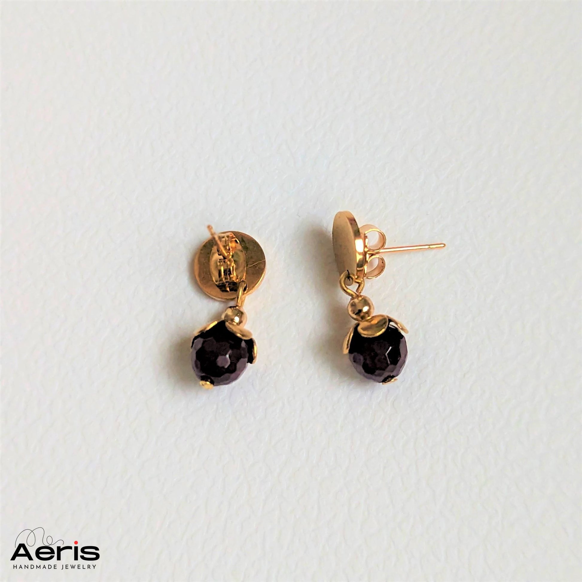 Cercei studs din inox auriu si drop din granat
