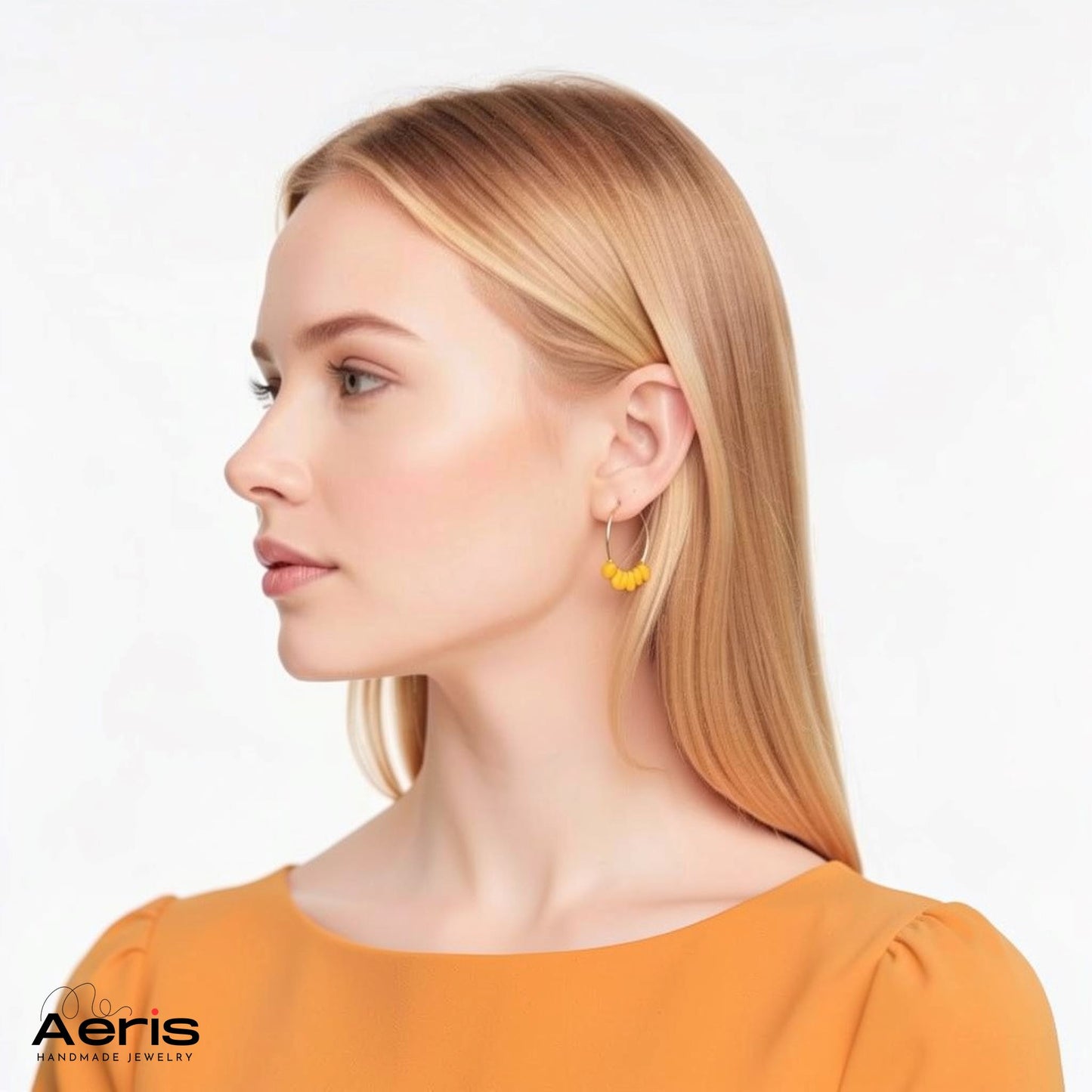 Cercei rotunzi cu margele din sticla, prezentati pe model