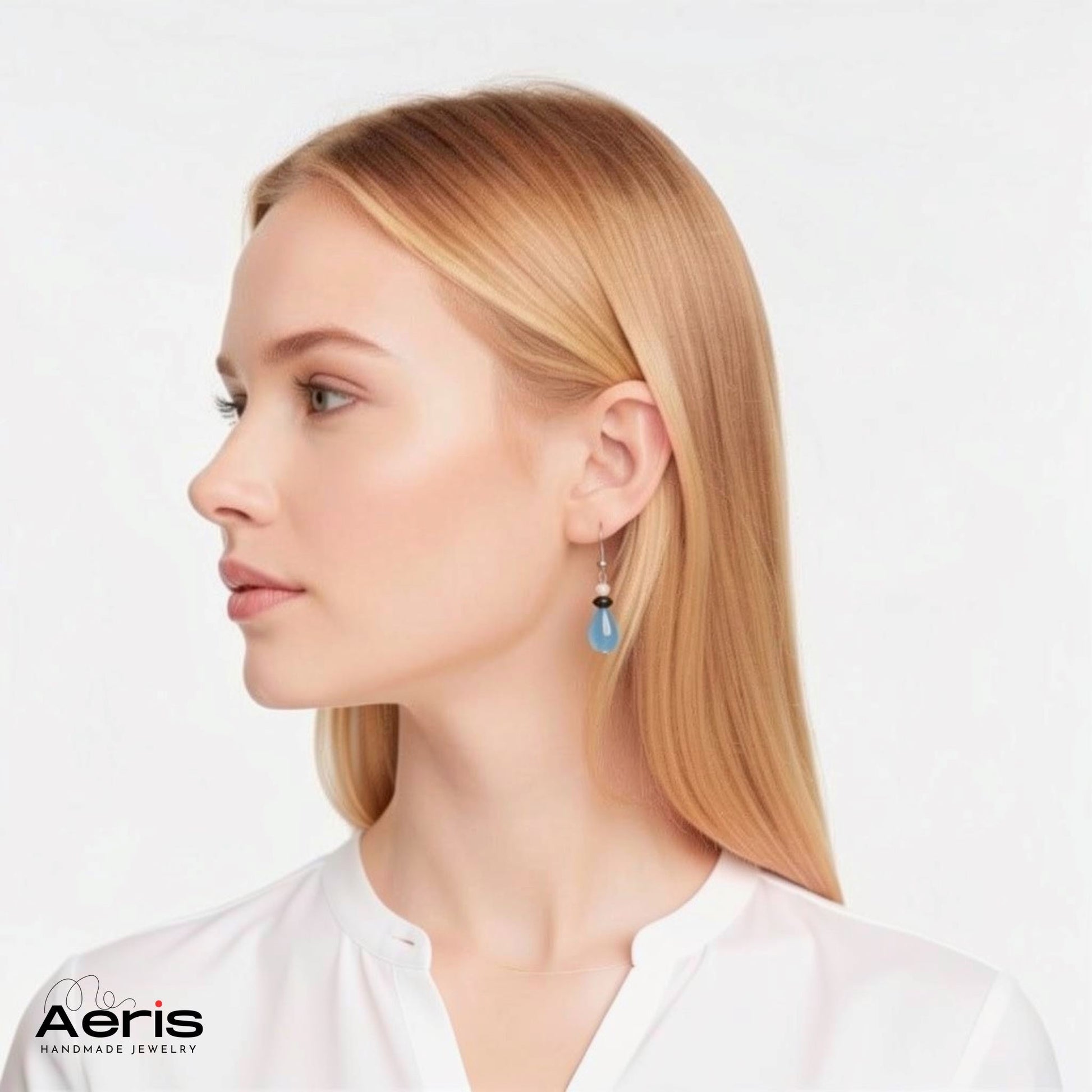 Cercei handmade cu picaturi bleu, purtati de model feminin