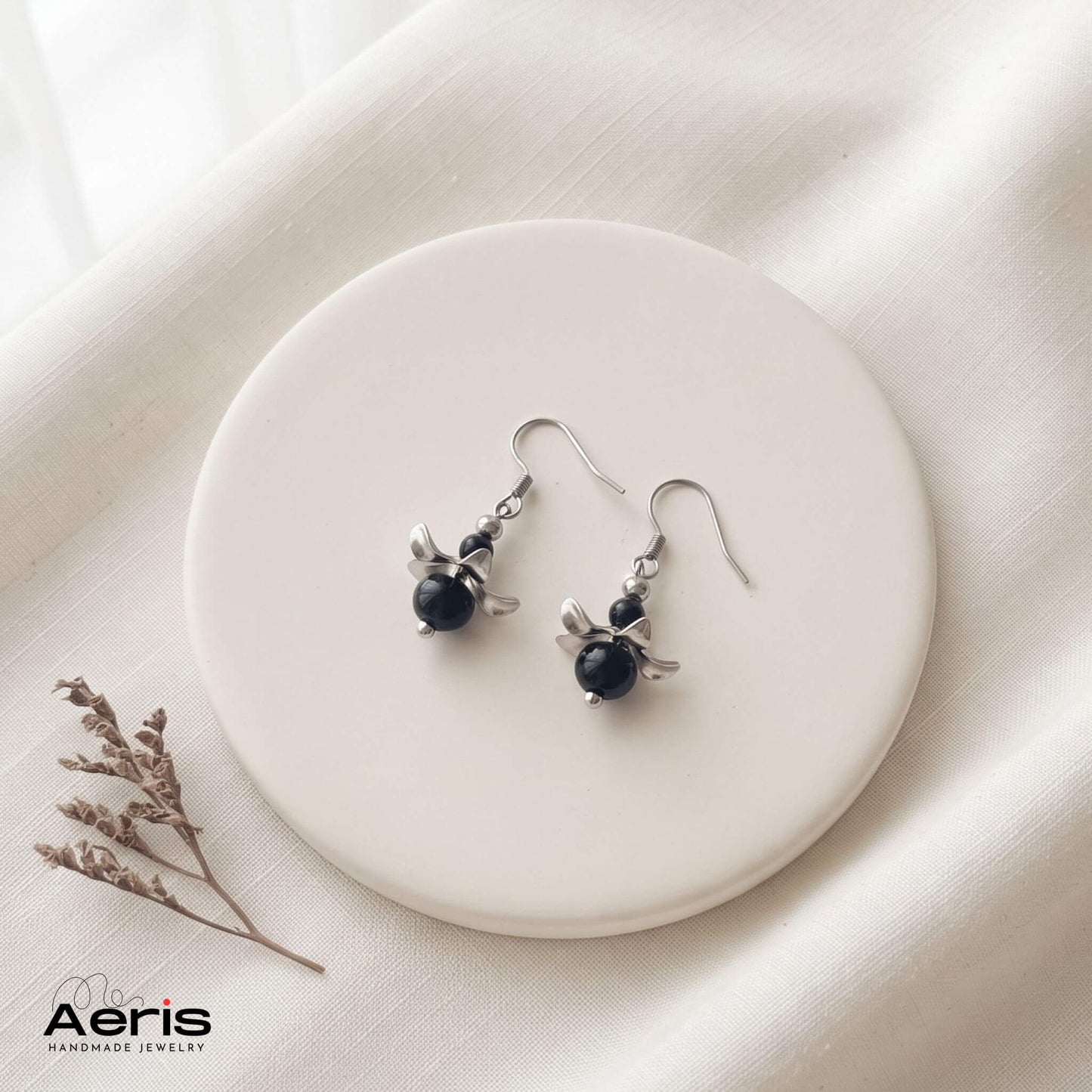 Cercei cu tortite carlig, elemente decorative in forma de floare din inox si margele din onix negru