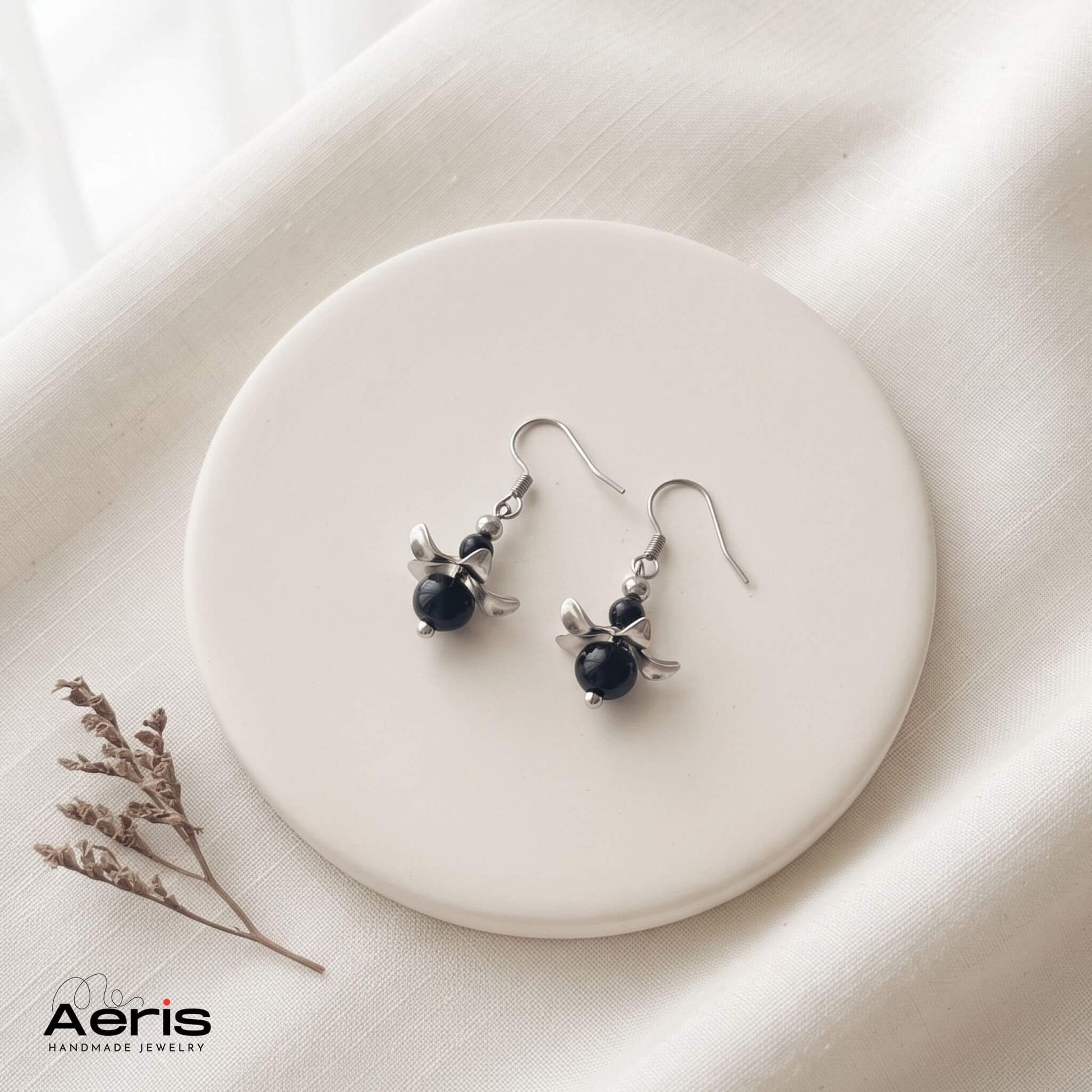 Cercei cu tortite carlig, elemente decorative in forma de floare din inox si margele din onix negru