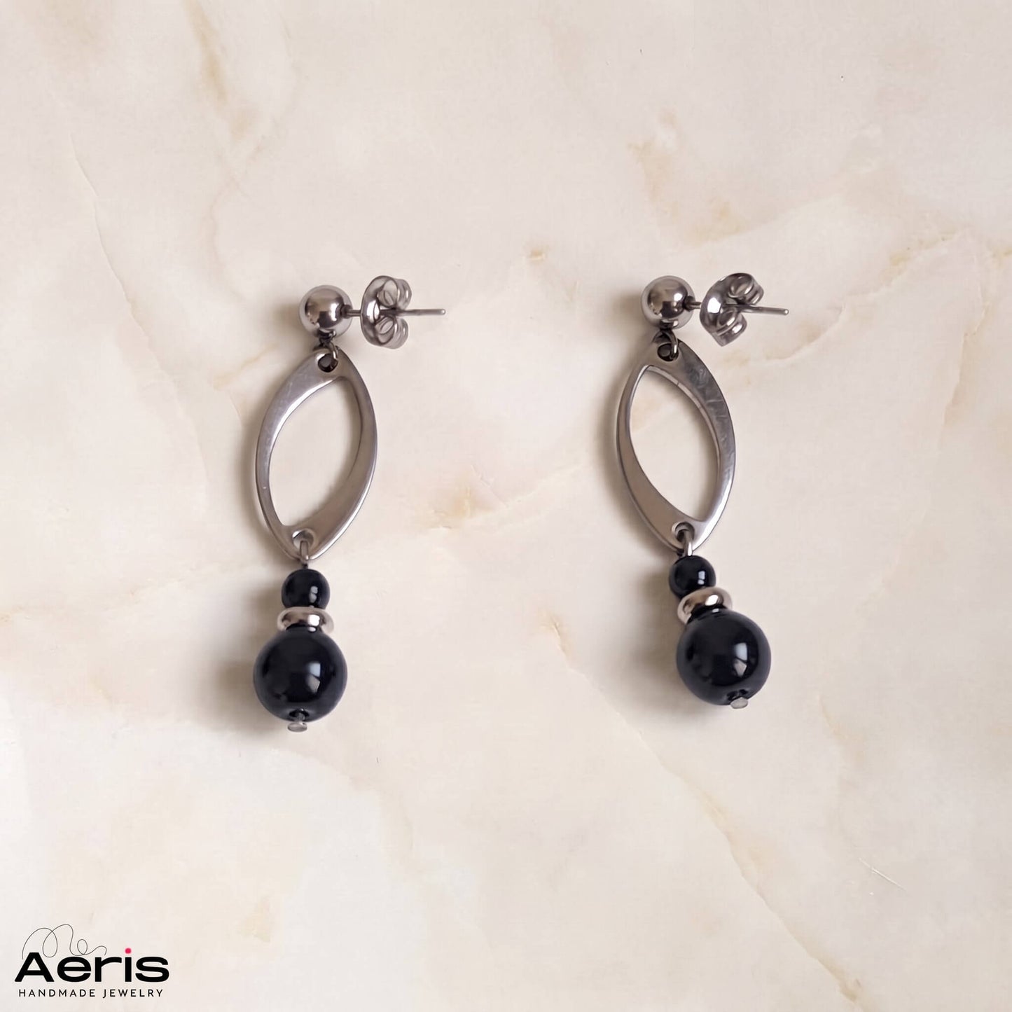 Cercei cu tja tip dangle, cu margele negre