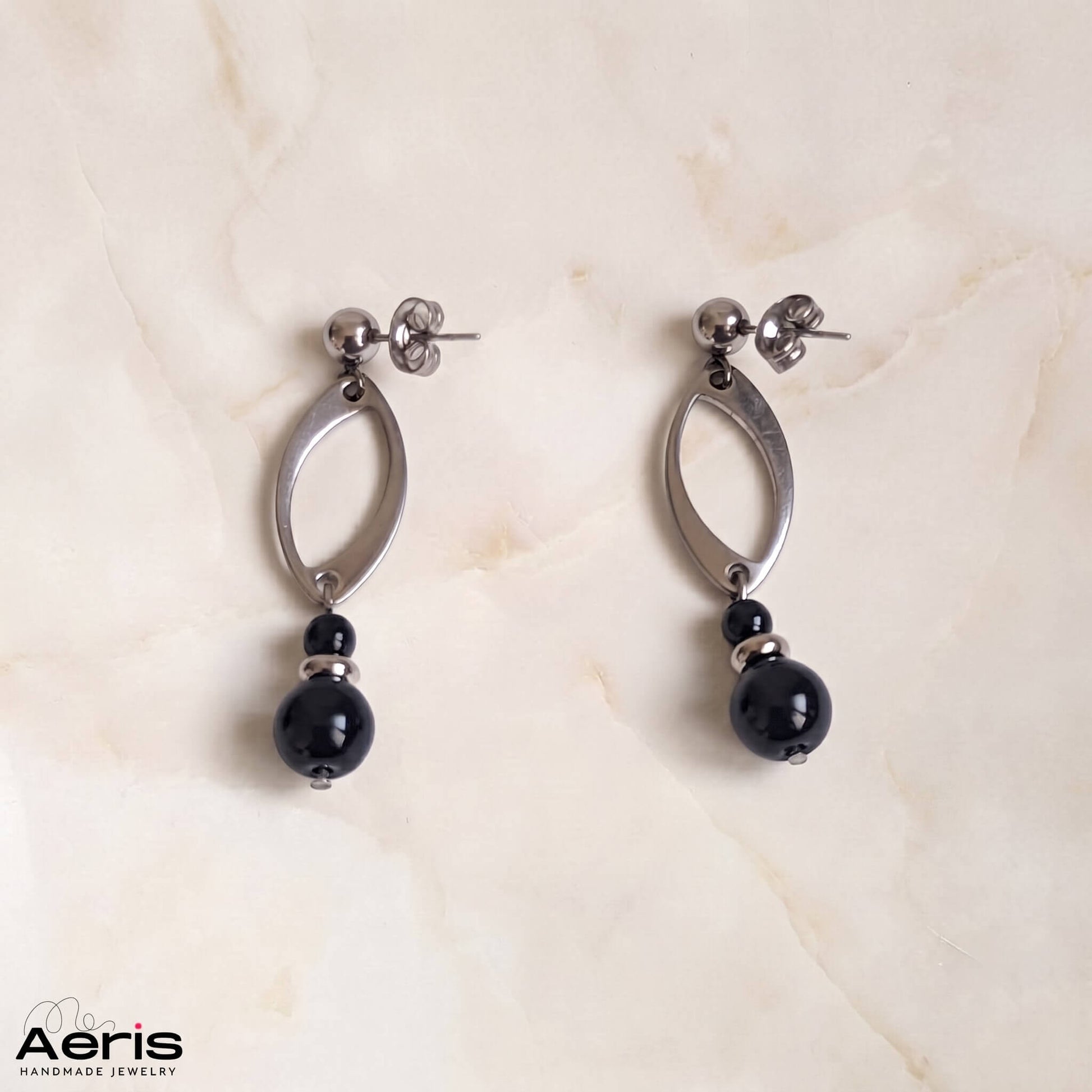 Cercei cu tja tip dangle, cu margele negre