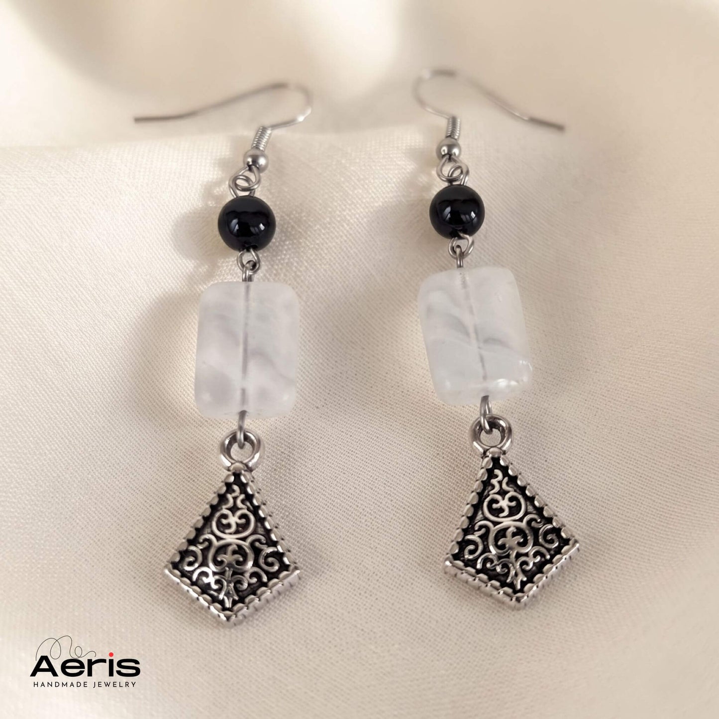 Cercei handmade stil vintage cu onix negru si margea dreptunghiulara din sticla mata