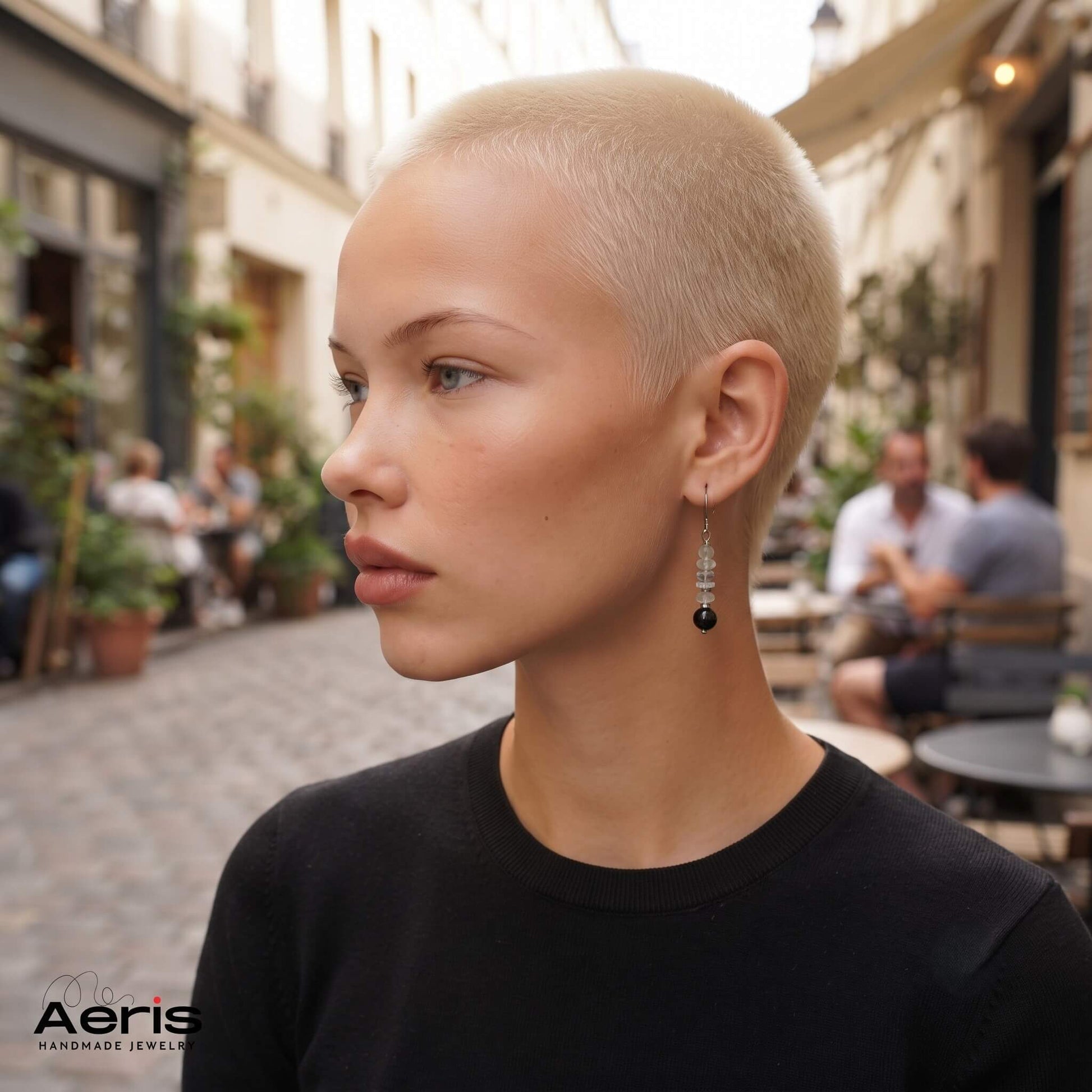 Cercei pendul cu carlig, prezentati pe un model feminin
