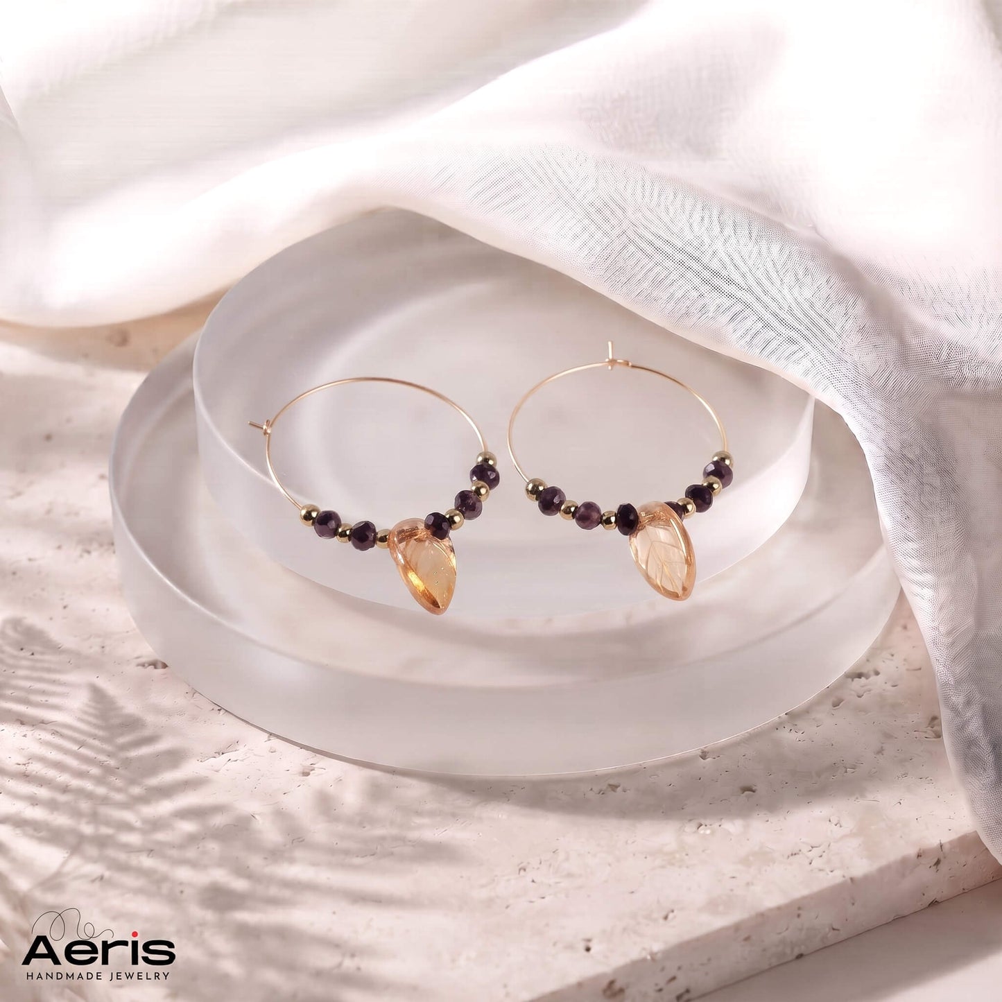 Cercei handmade cu agate cu piesa centrala frunza aurie, pe suport de sticla mata