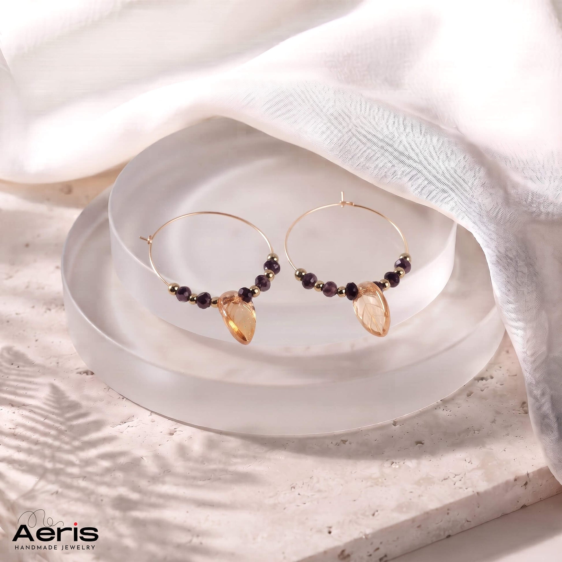Cercei handmade cu agate cu piesa centrala frunza aurie, pe suport de sticla mata