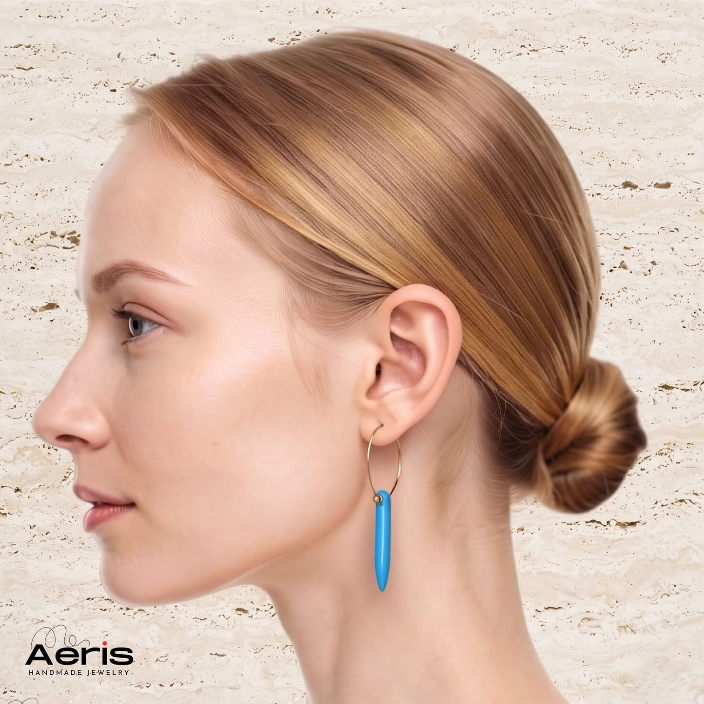 Cercei handmade cu turcoaz, purtati de model feminin