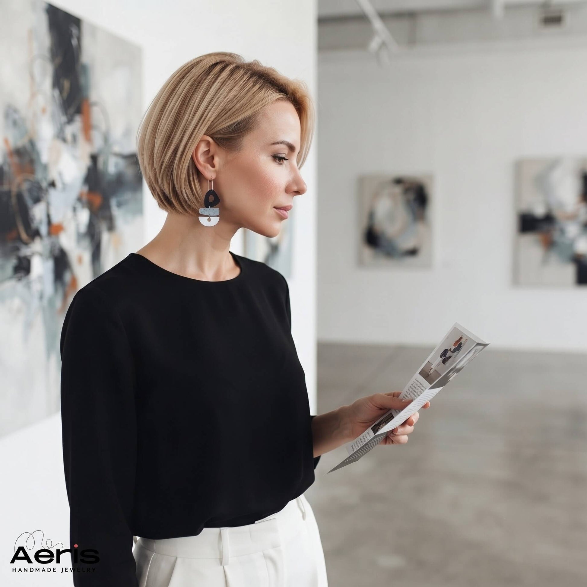 Femeie in tinuta smart casual vizitand o galerie de arta contemporana si purtand cerceii statement din lut polimeric