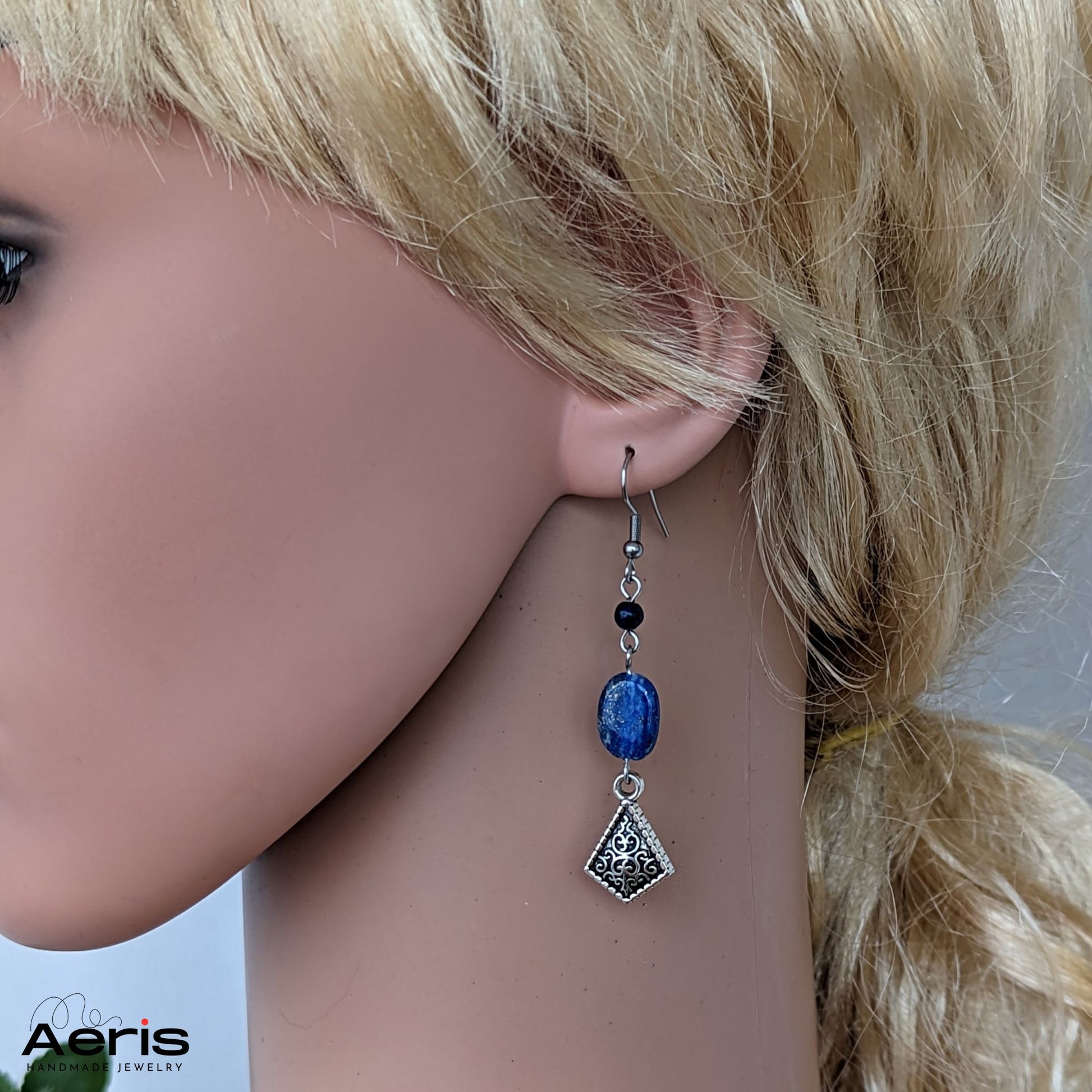 Cercei handmade albastri pe manechin