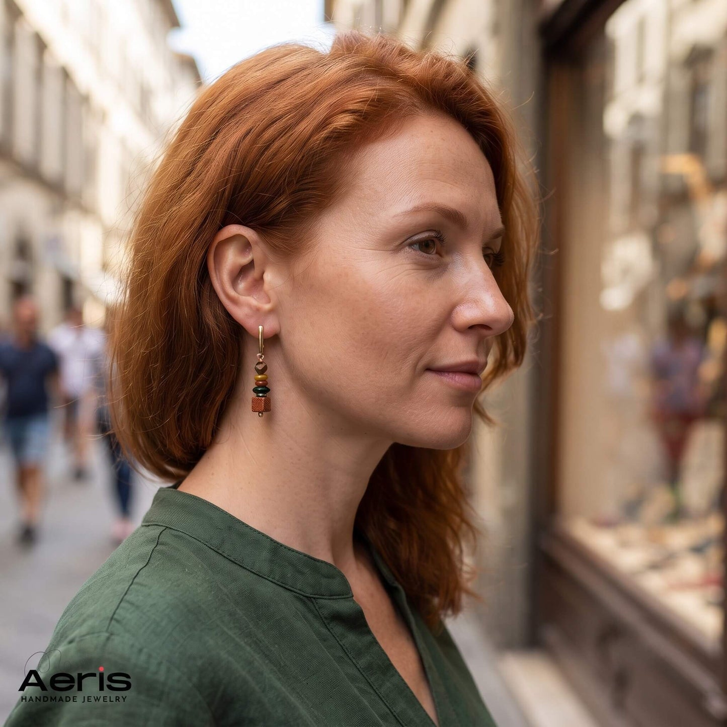 Cercei cu tija si fluturasi din inox auriu si margele colorate semipretioase, purtati de model feminin