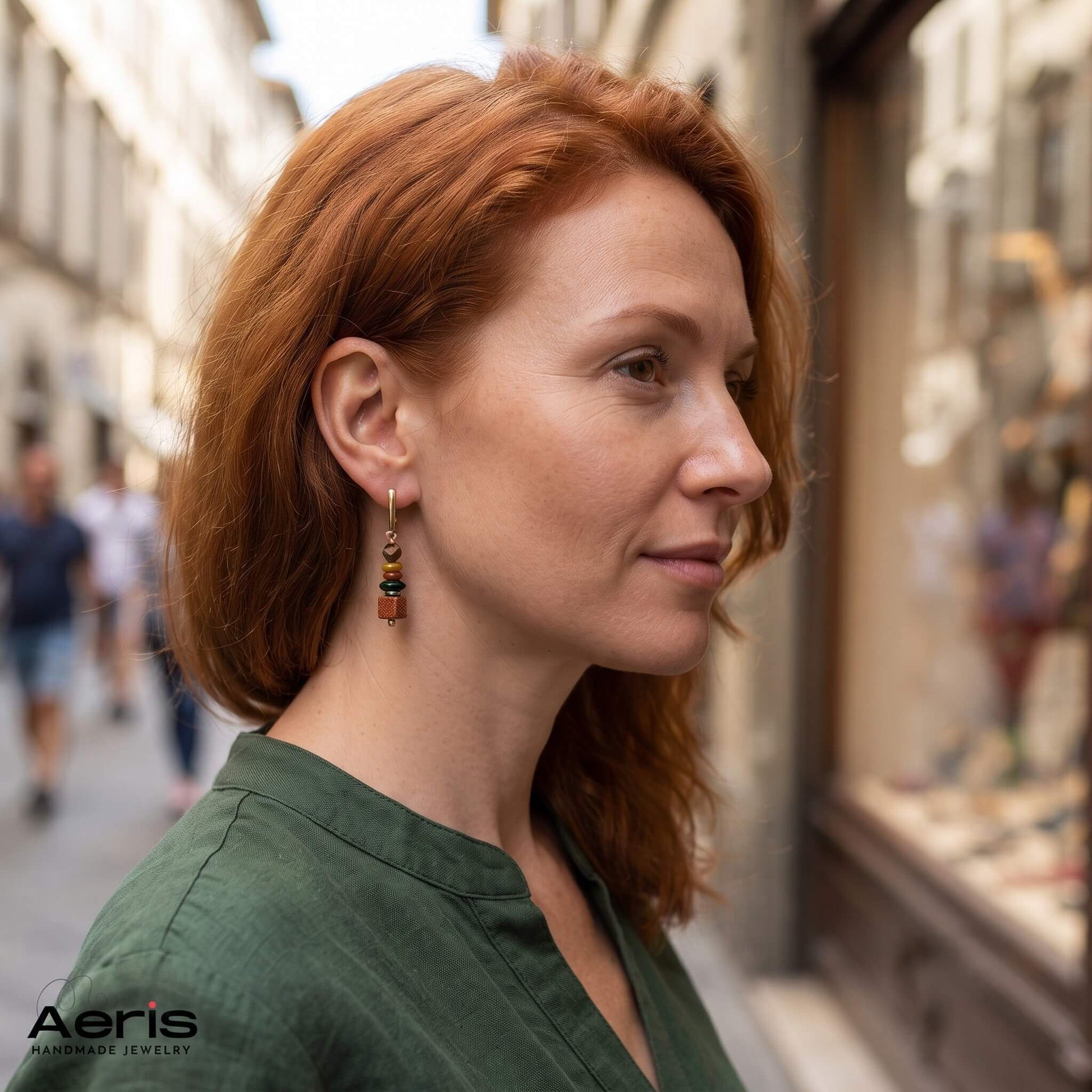 Cercei cu tija si fluturasi din inox auriu si margele colorate semipretioase, purtati de model feminin