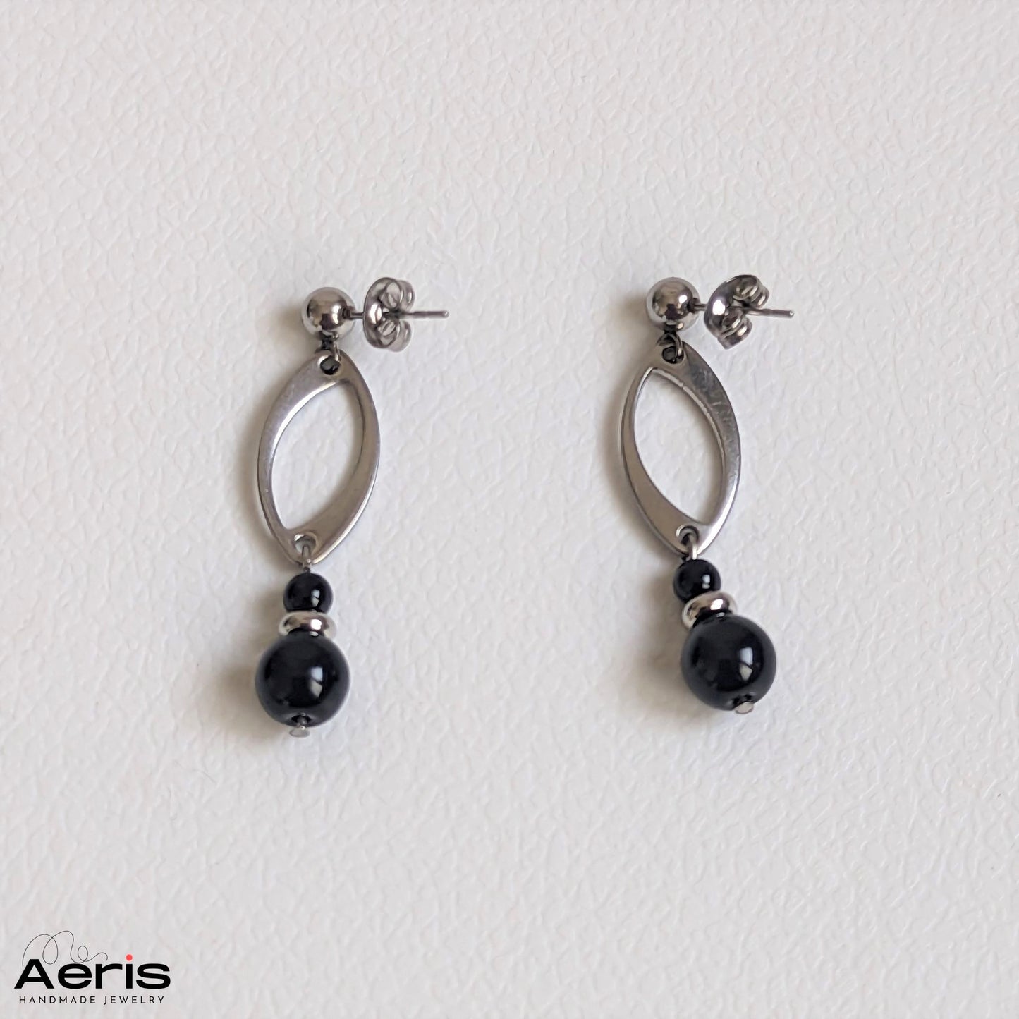 Cercei cu tja tip dangle, cu margele negre