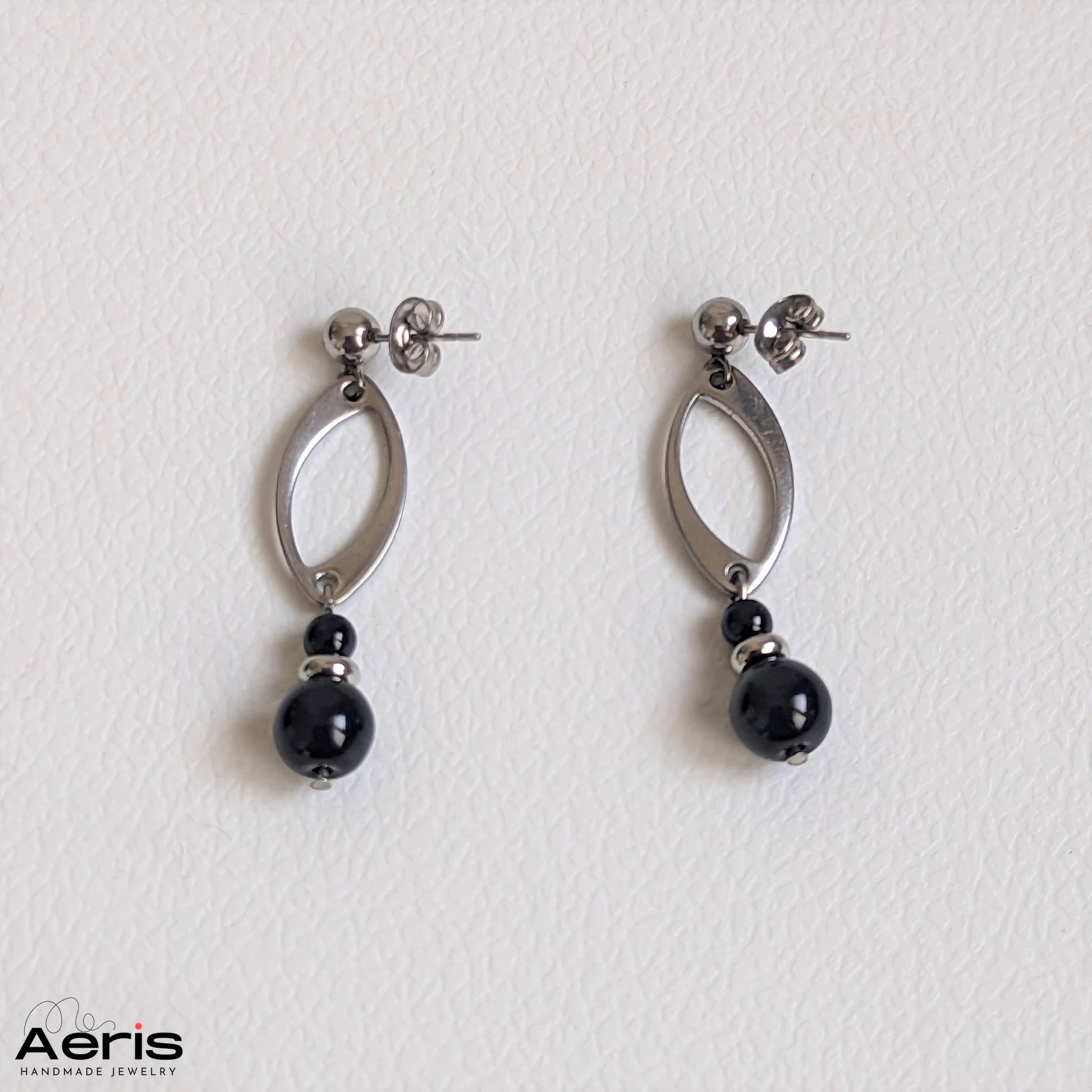 Cercei cu tja tip dangle, cu margele negre