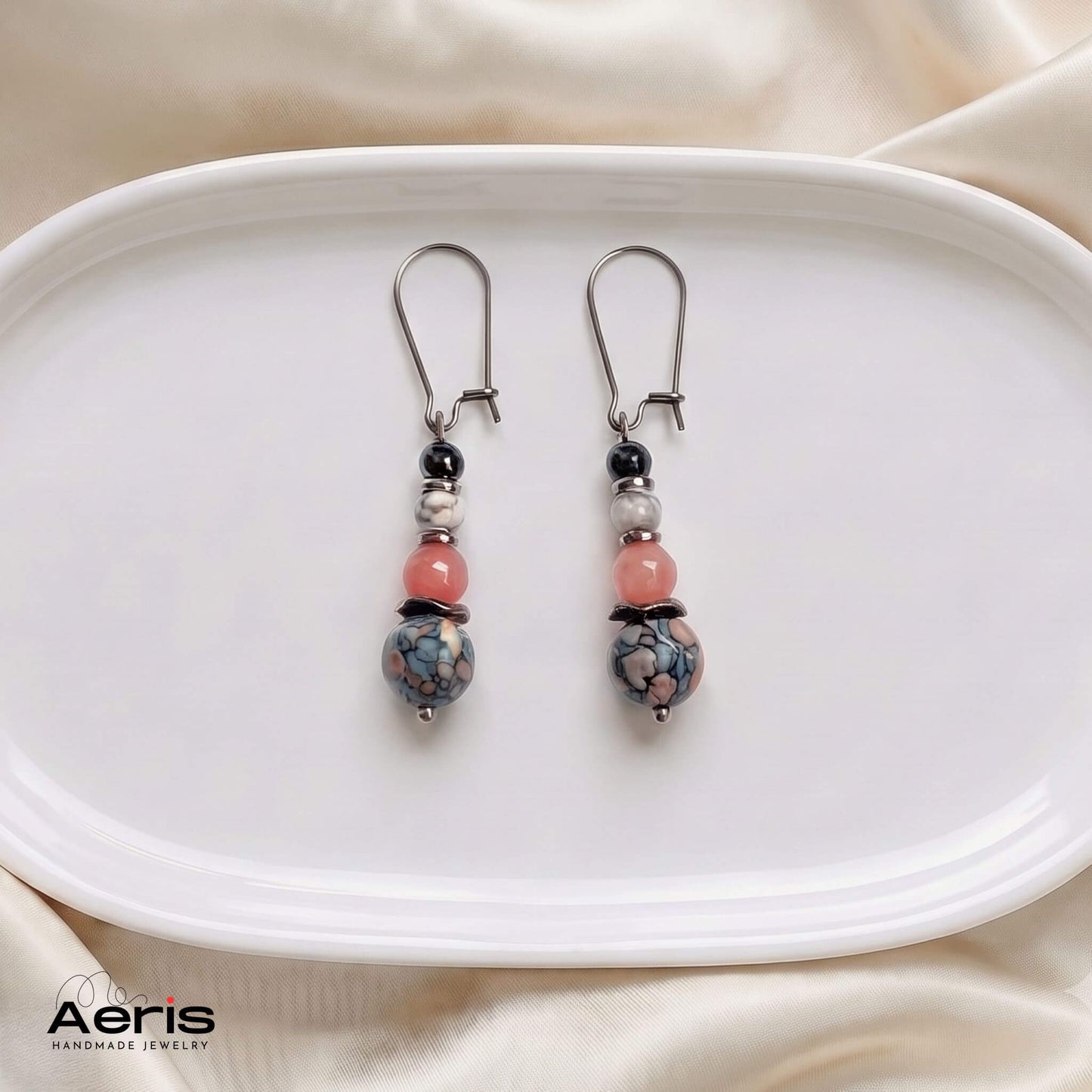 Cercei handmade cu howlit, hematit si jad