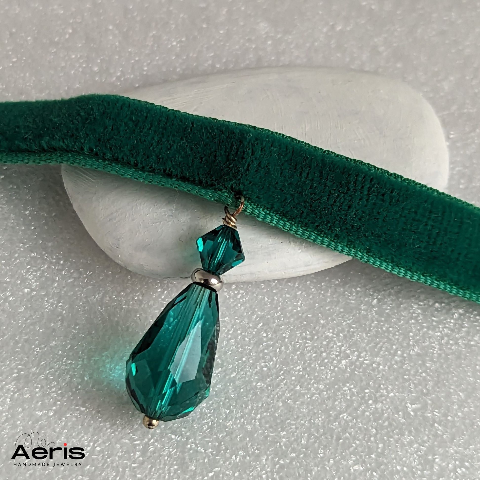 Choker handmade cu picatura verde din cristal