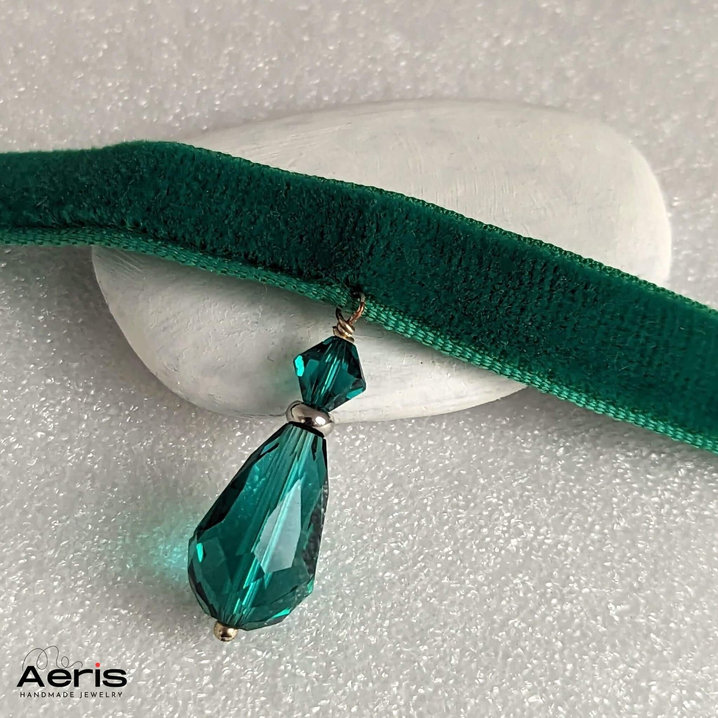 Detaliu la choker din catifea verde
