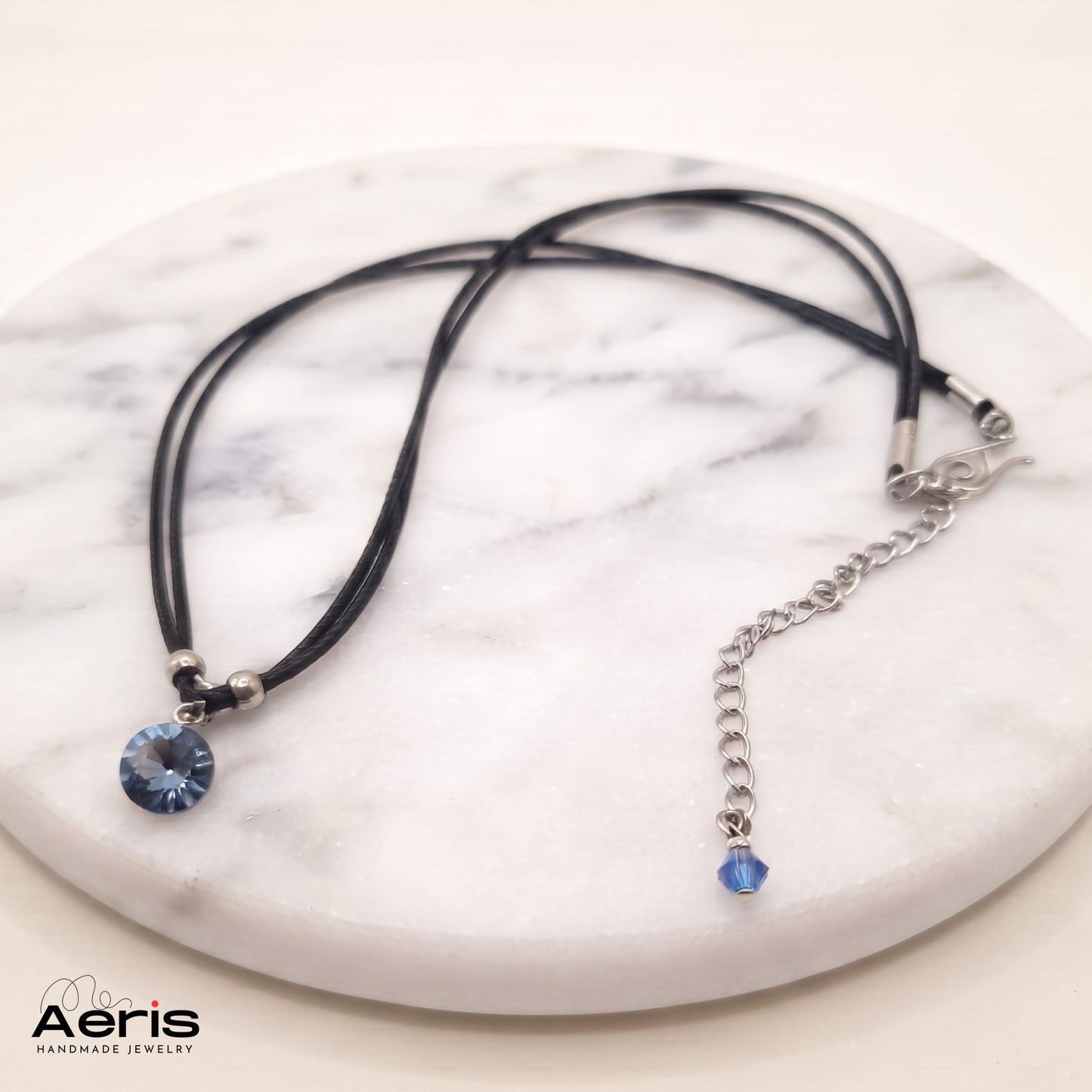 Colier la baza gatului cu charm din cristal Swarovski, asezat pe o placa rotunda din marmura alba