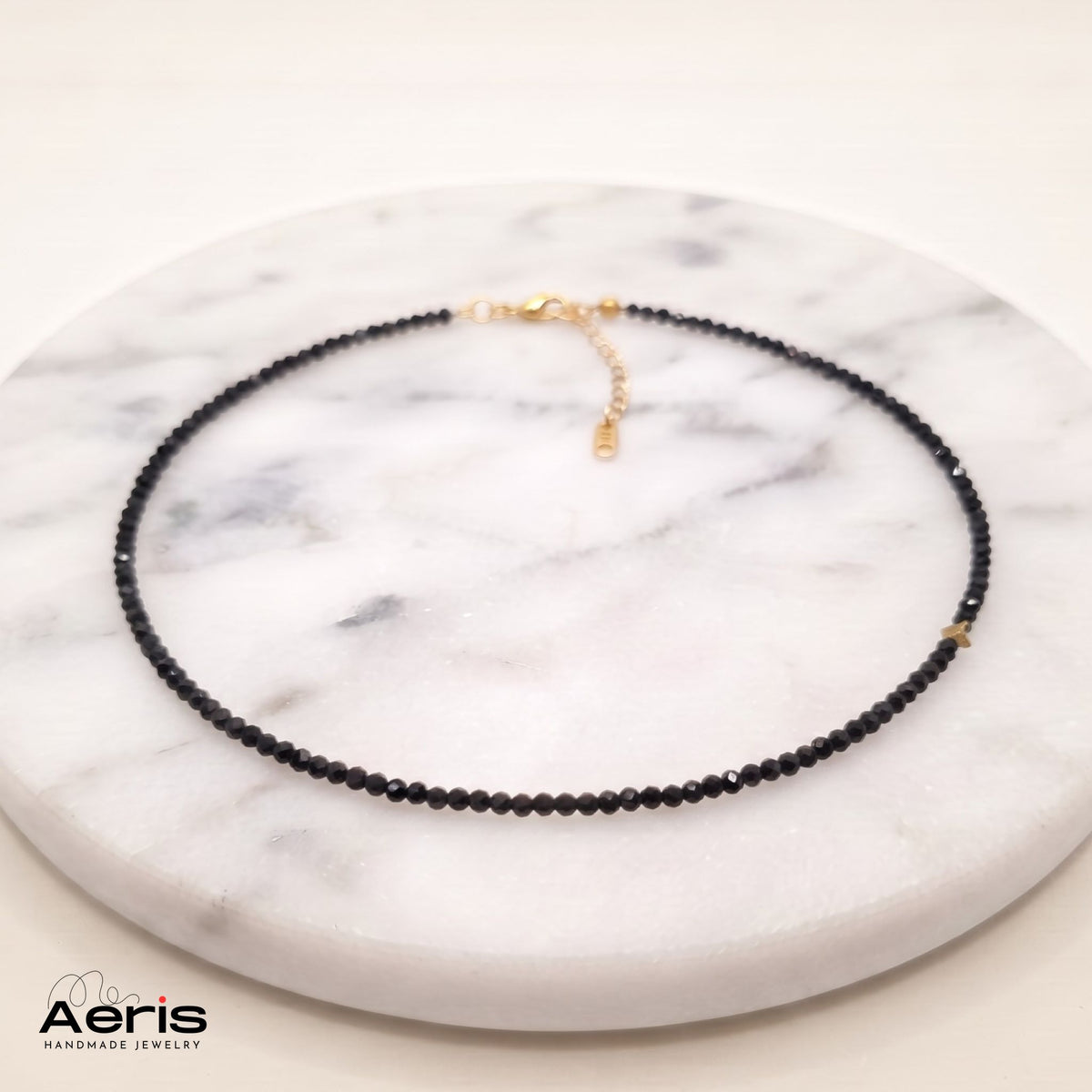 Colier minimalist la baza gatului, cu cristale negre si margea steluta de hematit placat auriu
