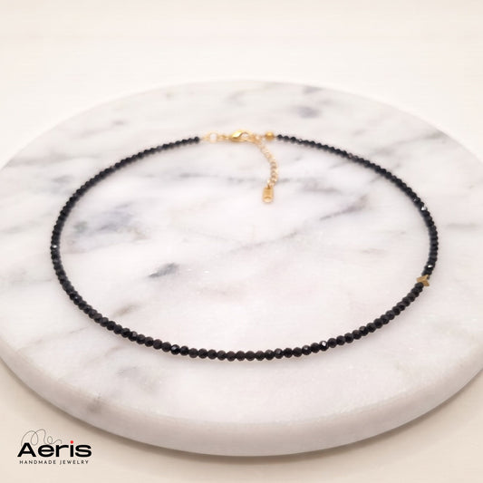 Colier minimalist la baza gatului, cu cristale negre si margea steluta de hematit placat auriu