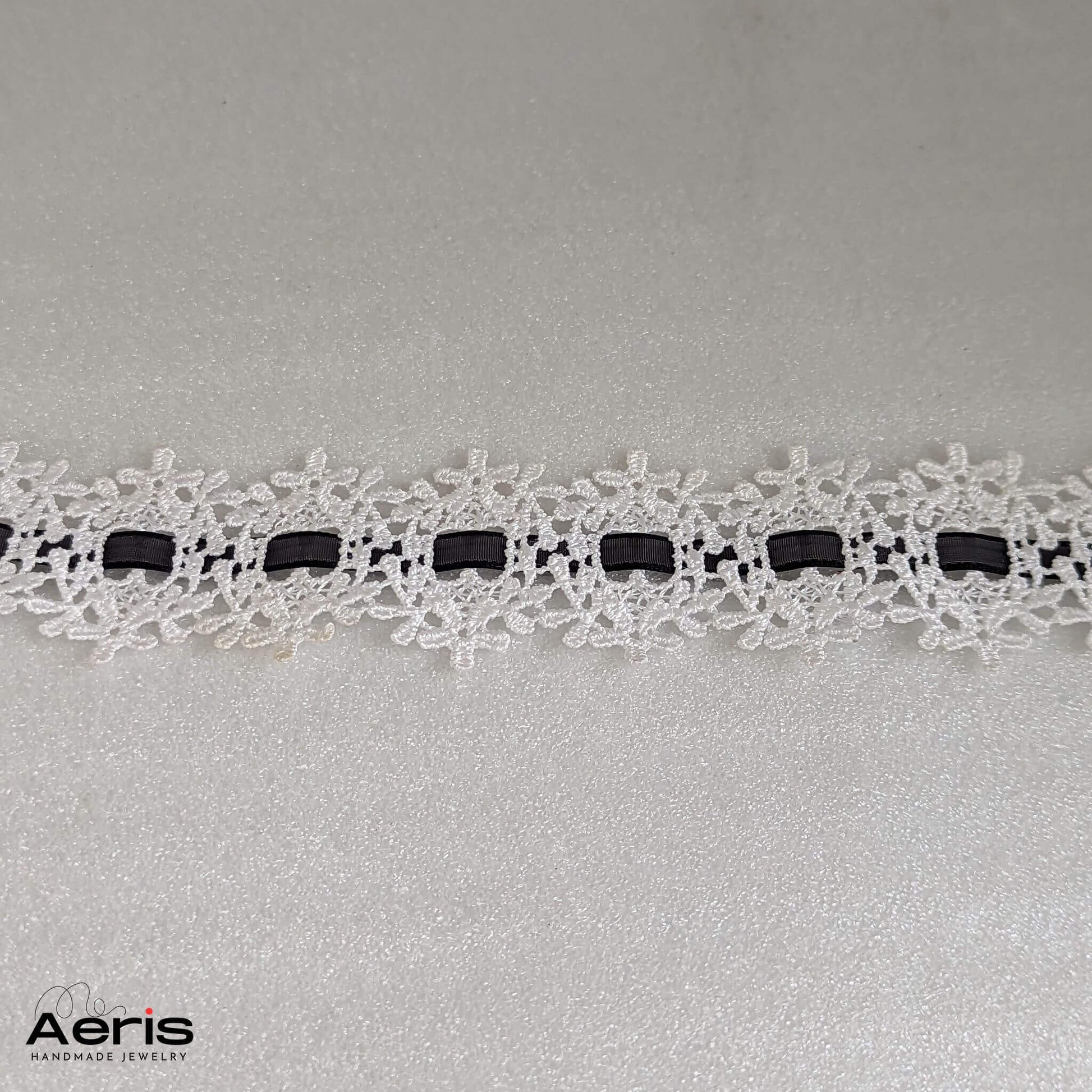 Choker elegant alb cu negru, detaliu