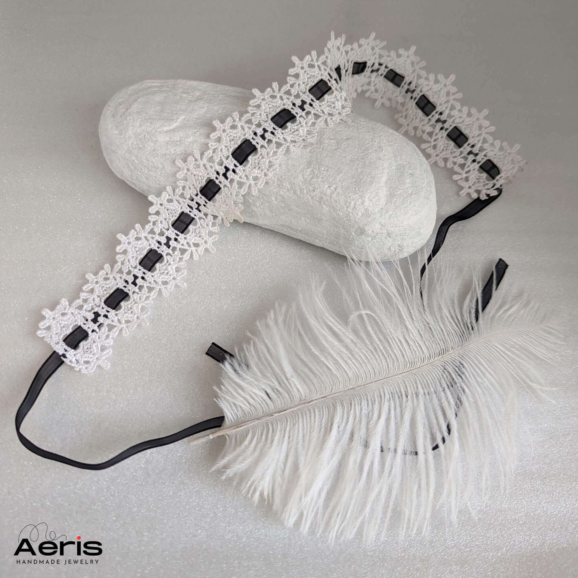 Choker lat din dantela pe panglica din organza