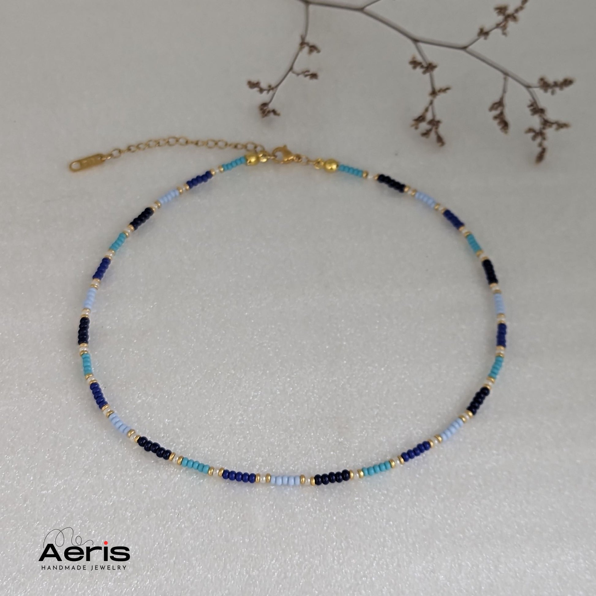 Choker cu margelute de nisip in nuante de albastru
