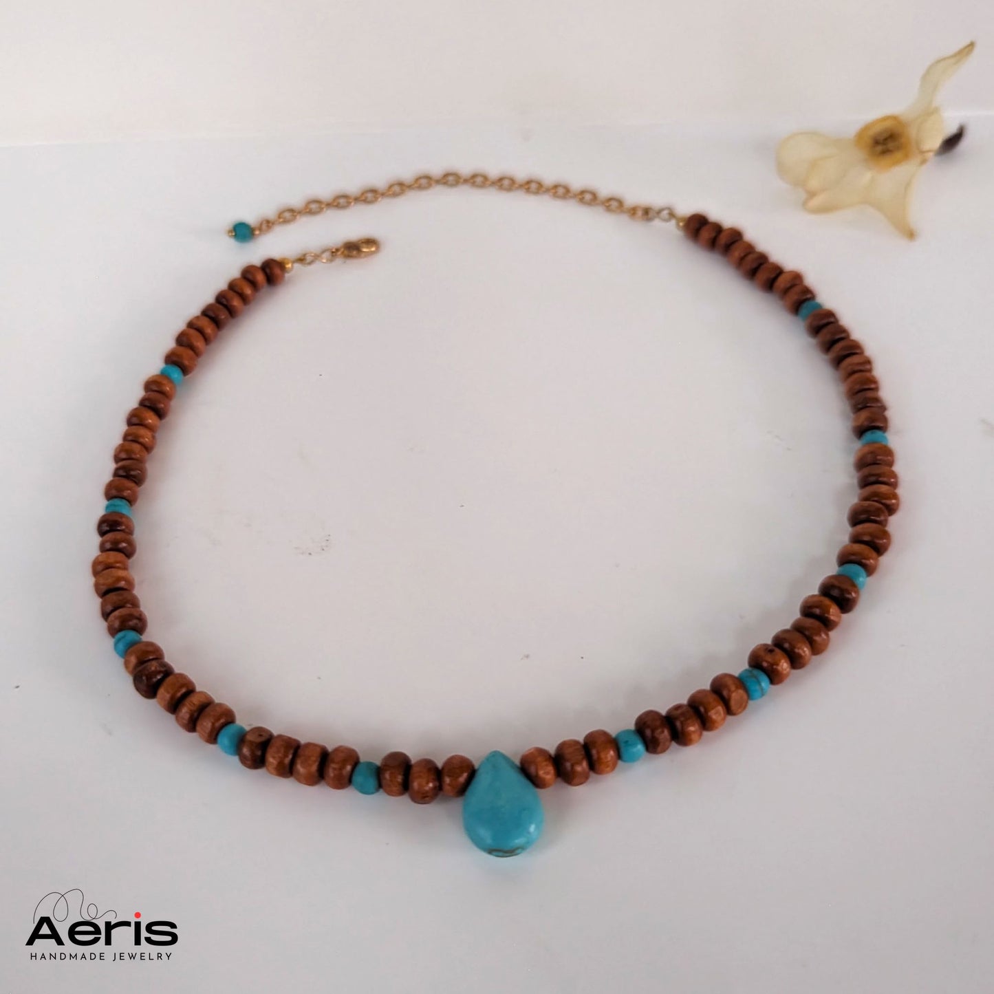 Choker handmade cu margele din lemn si turcoaz reconstituit