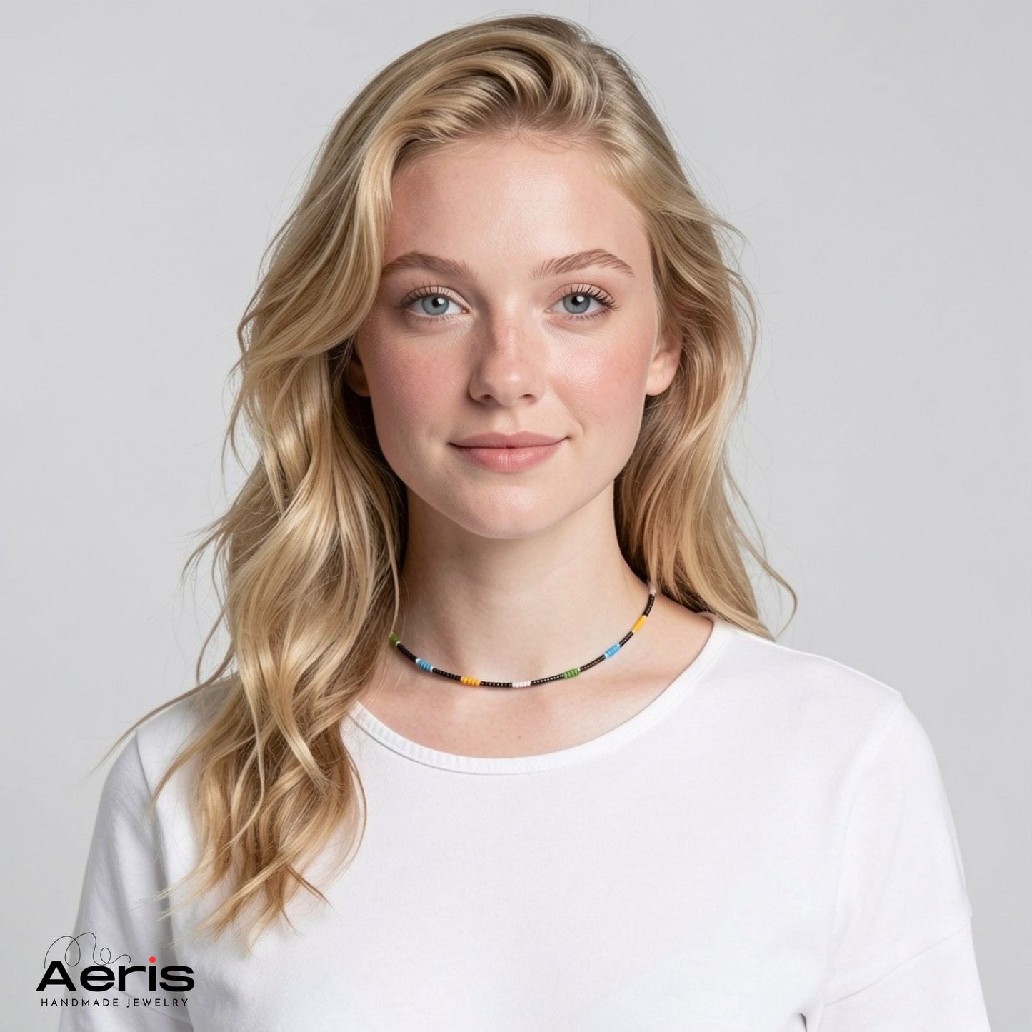 Choker realizat manual din margele de nisip, pe model