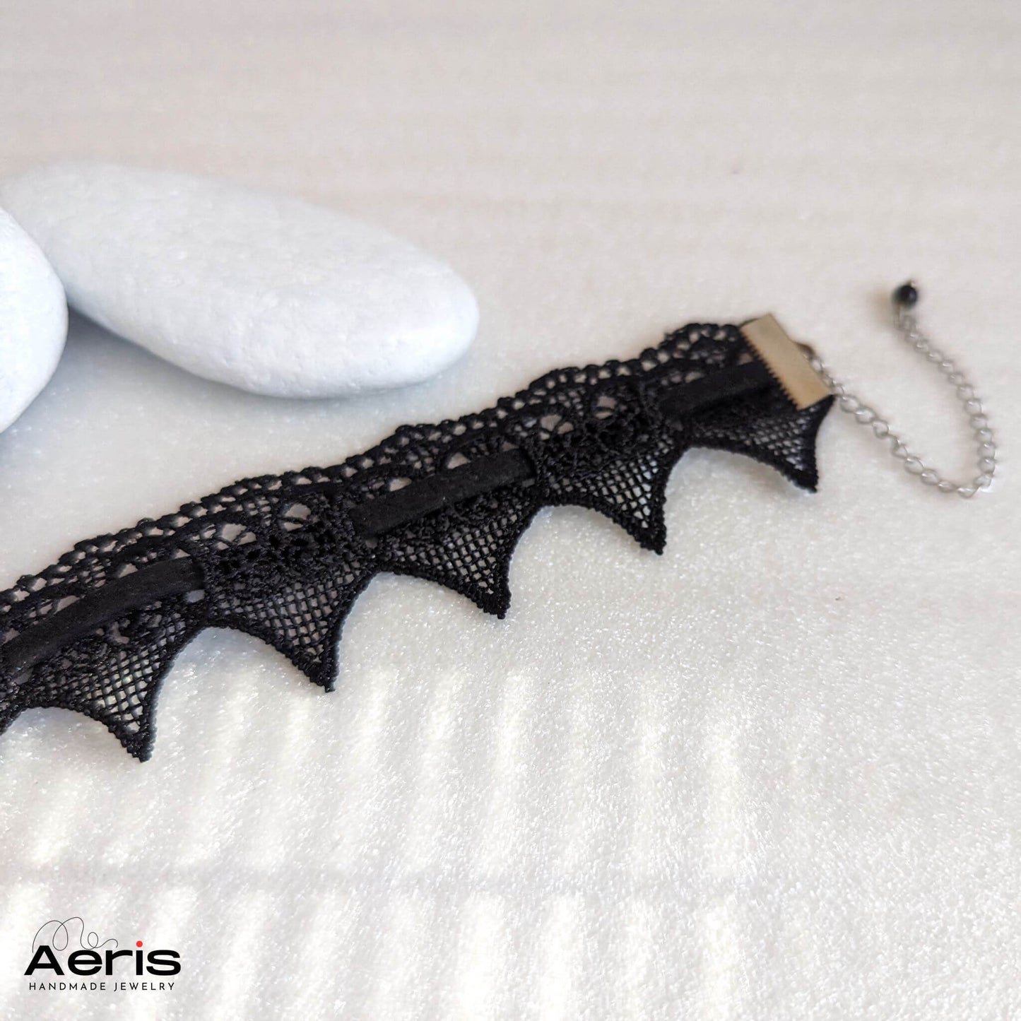 Choker negru din dantela, detaliu