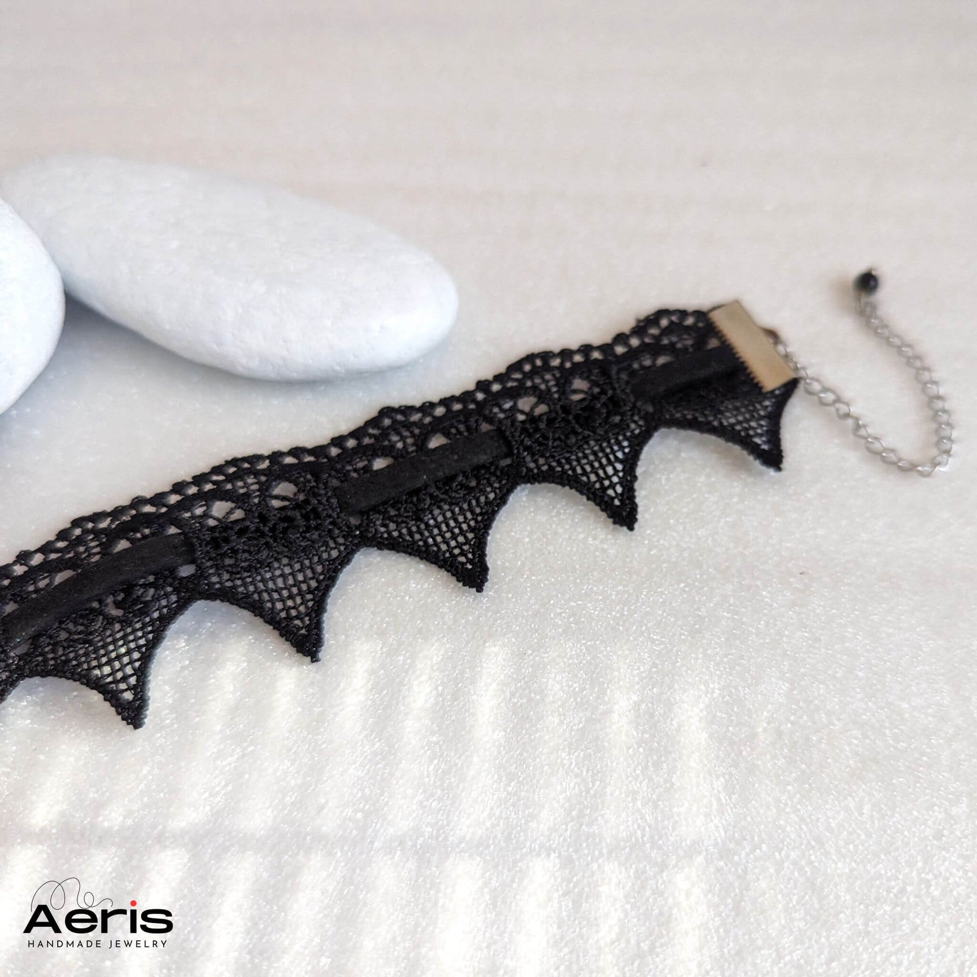 Choker negru din dantela, detaliu