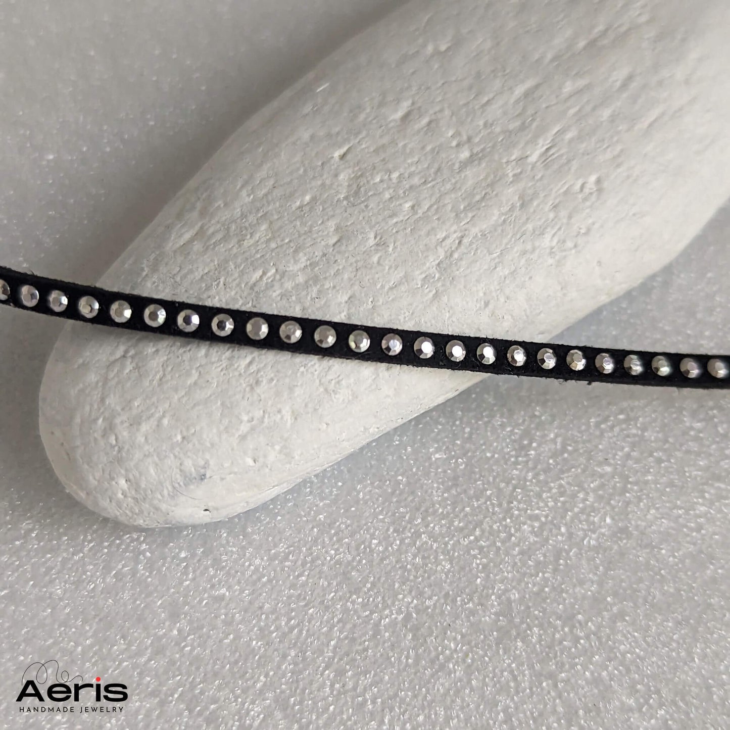 Choker handmade din snur faux suede negru, cu buline argintii, detaliu