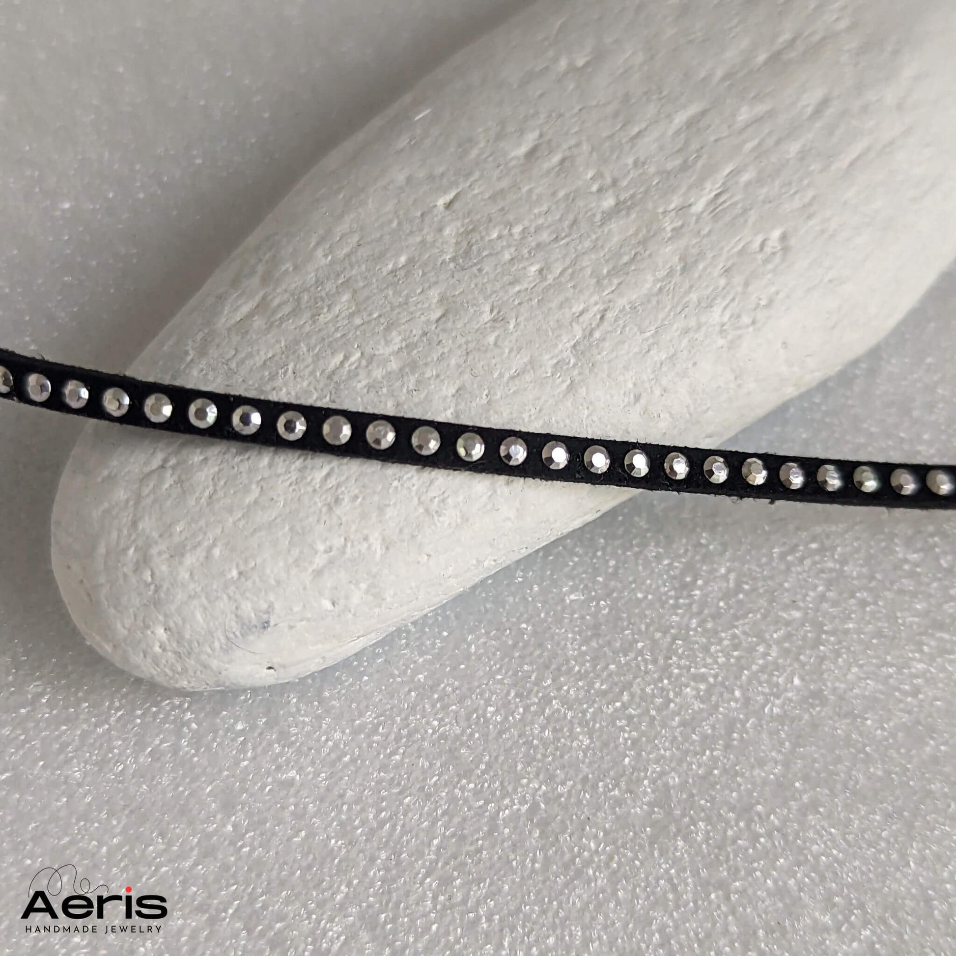 Choker handmade din snur faux suede negru, cu buline argintii, detaliu