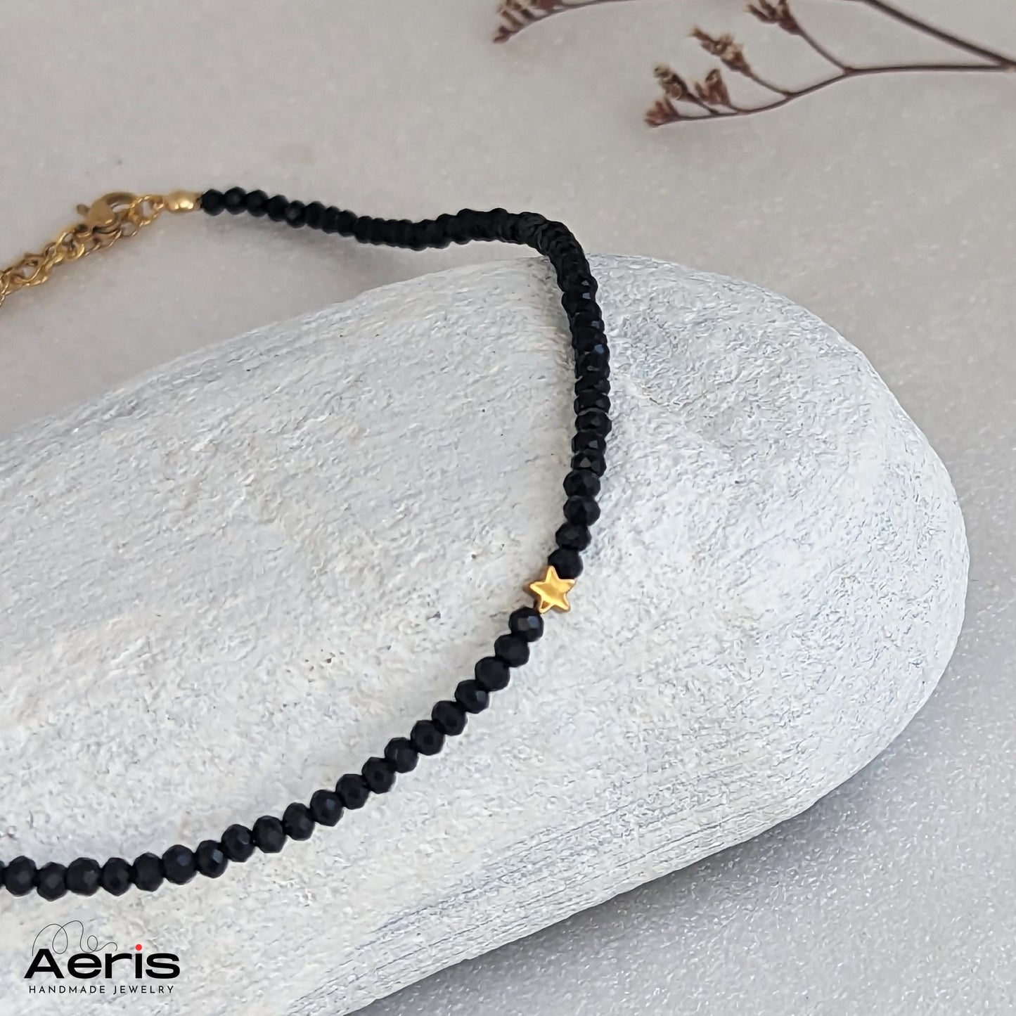 Choker elegant cu steluta de hematit