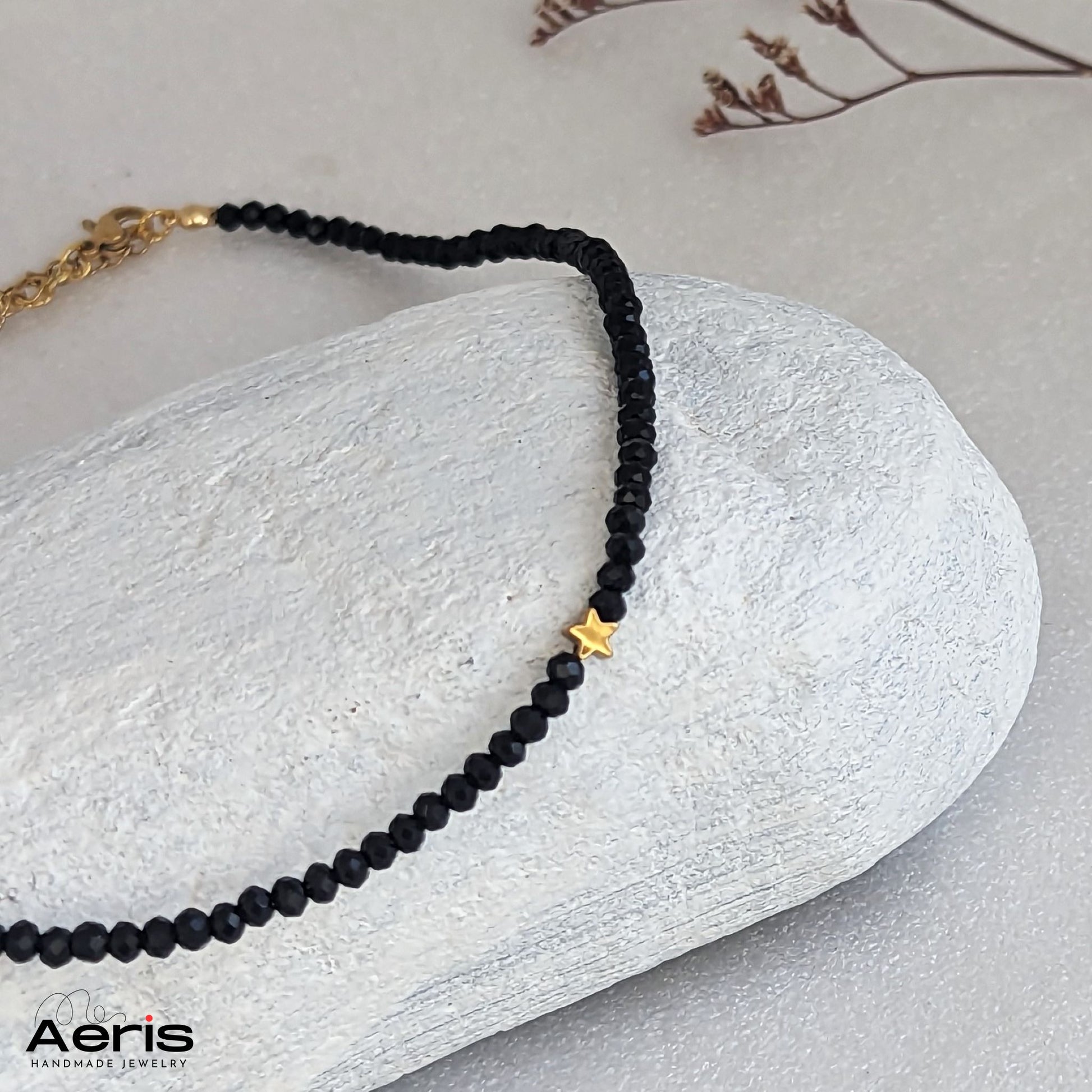 Choker elegant cu steluta de hematit