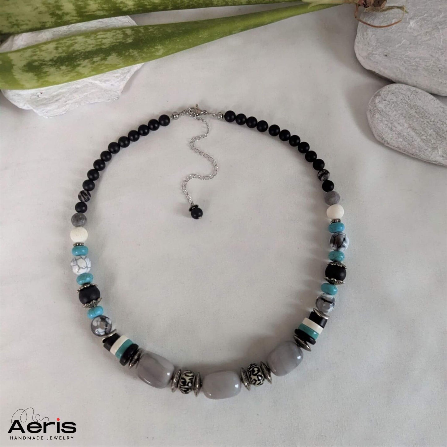 Colier boem cu agate gri, turcoaz si onix negru mat, lucrat manual
