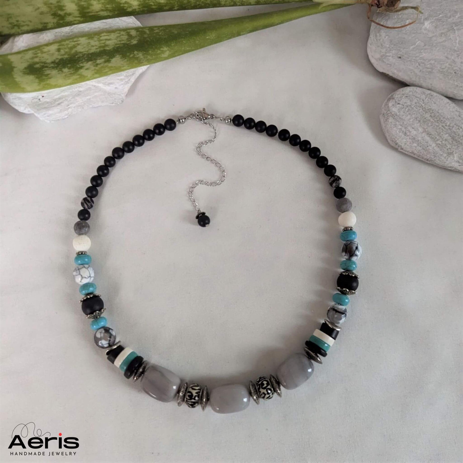 Colier boem cu agate gri, turcoaz si onix negru mat, lucrat manual