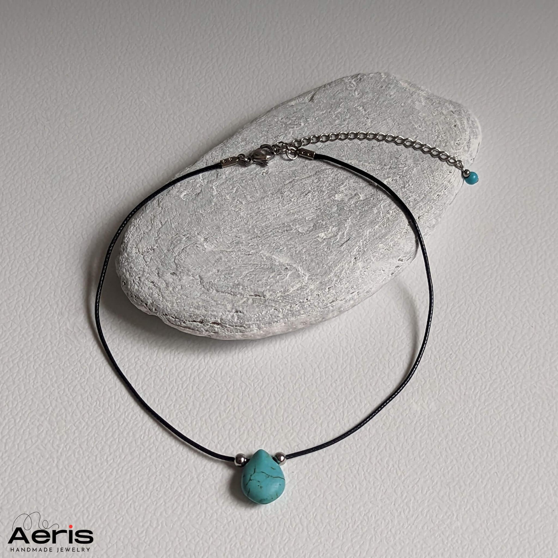 Choker cu margea de turcoaz in forma de picatura, pe snur cerat negru