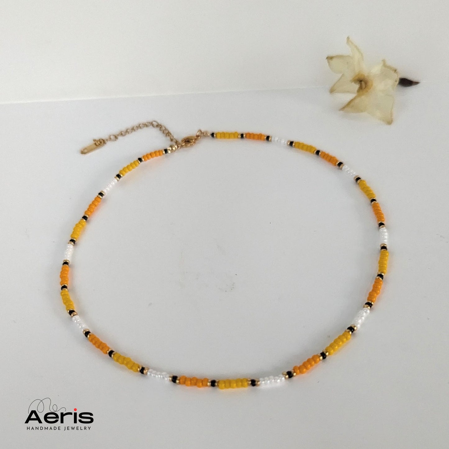 Colier choker in culori de alb, galben si portocaliu