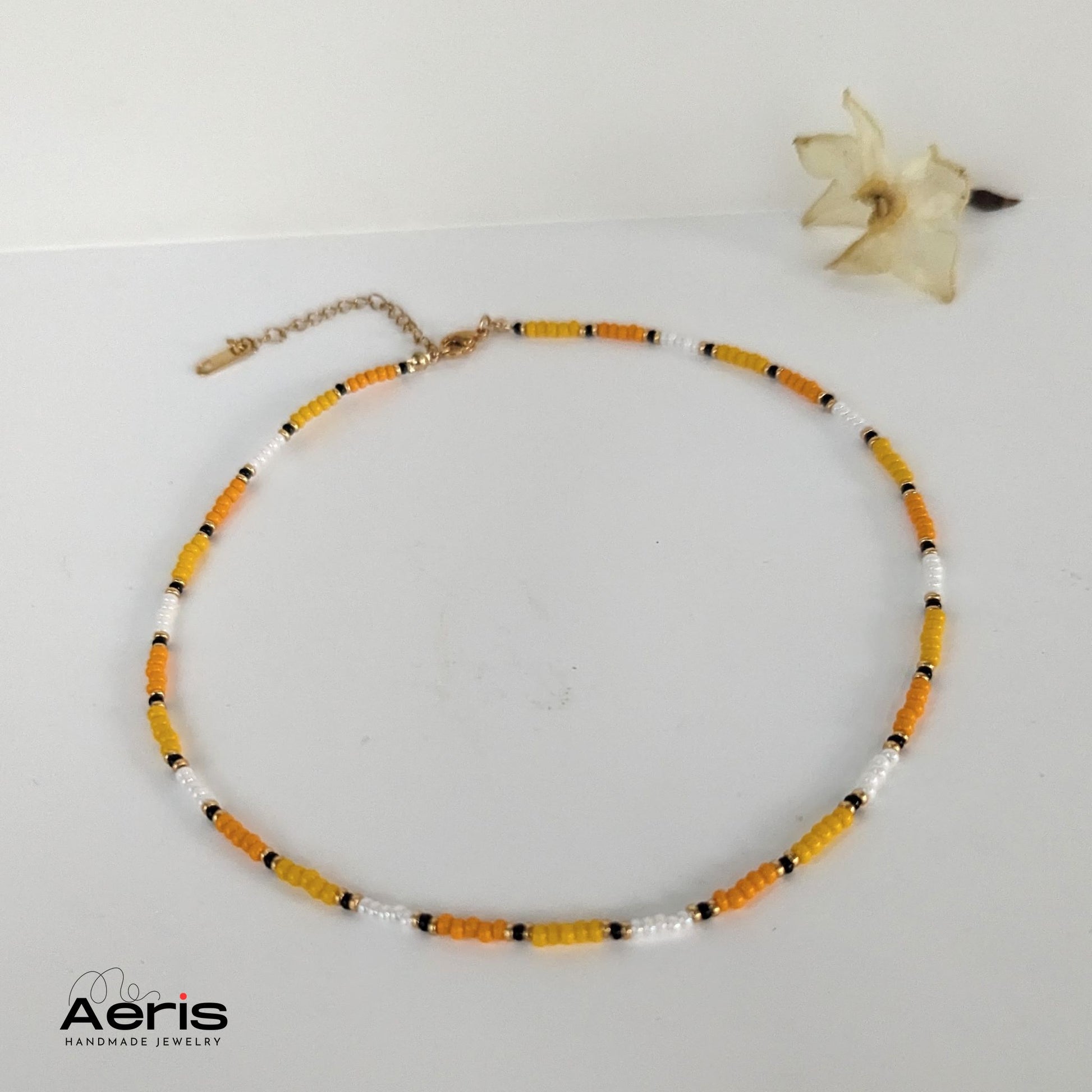 Colier choker in culori de alb, galben si portocaliu