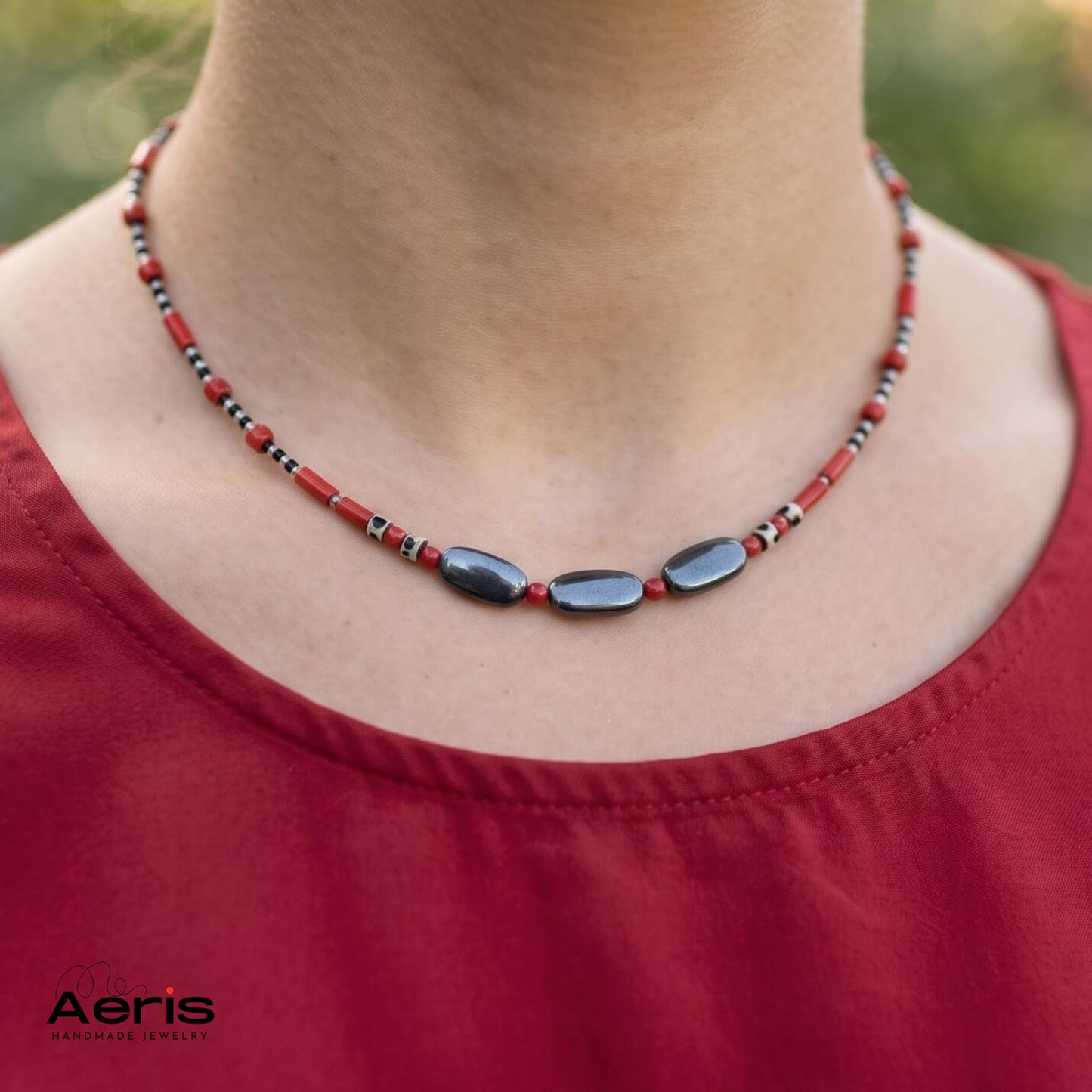 Detaliu al colierului handmade cu coral si piatra lunii gri