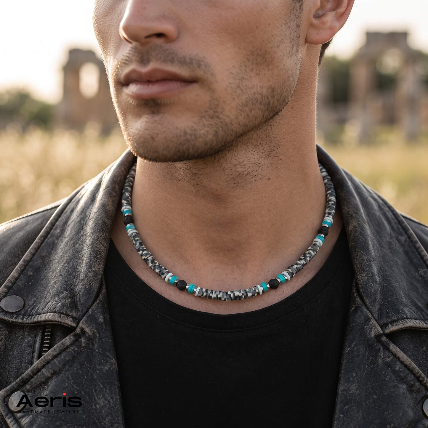 Colier handmade cu lava si turcoaz, purtat de un model masculin