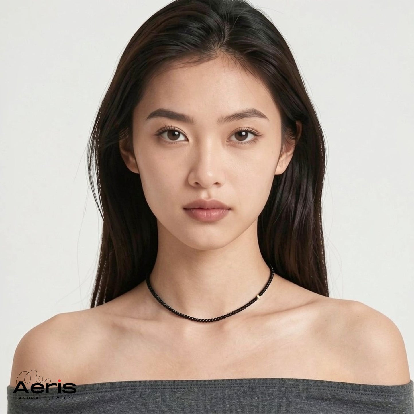 Choker negru cu steluta, expus pe model