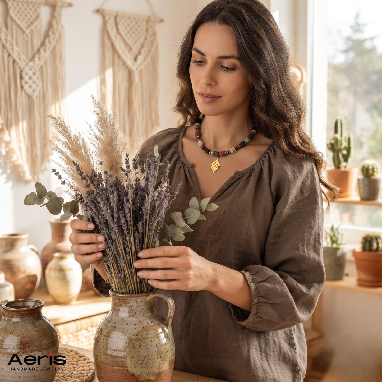Femeie in interior boem, aranjand flori intr-o vaza ceramica si purtand pandantivul boho chic cu lava multicolora