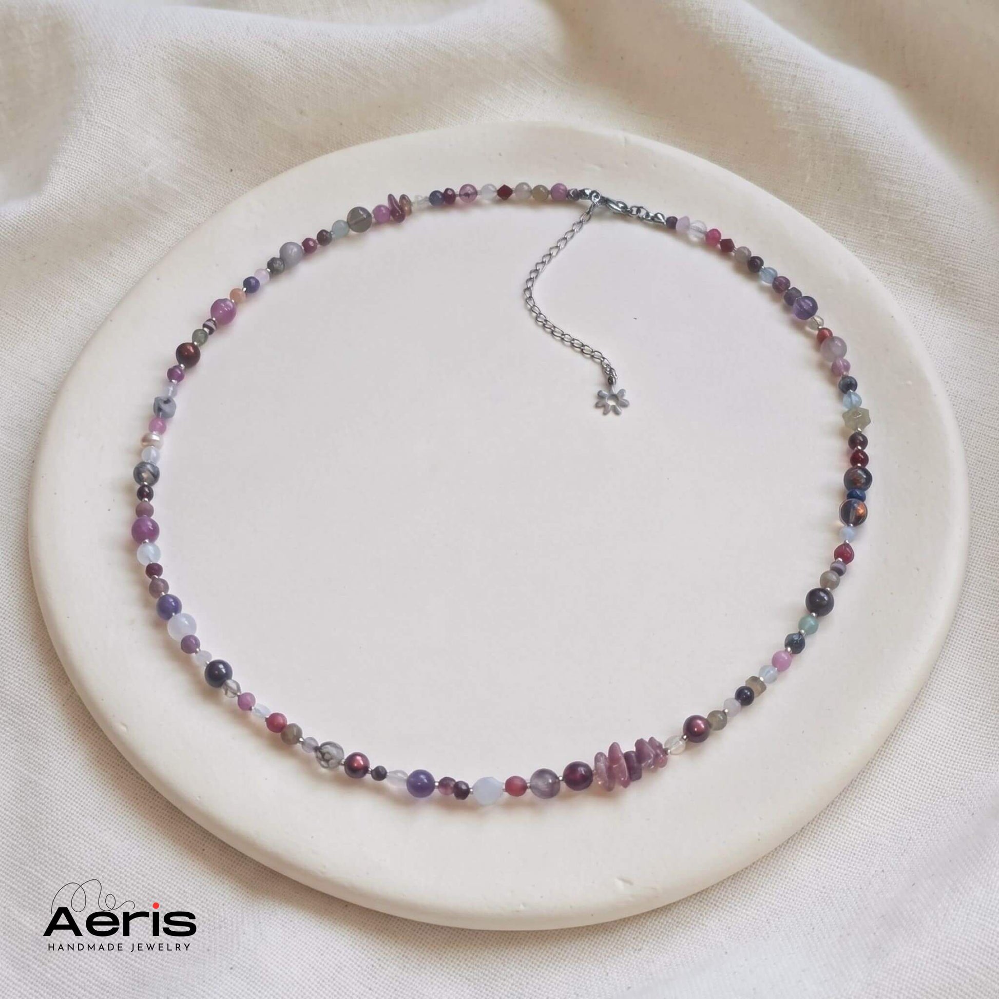 Colier scurt din amestec de pietre semipretioase, asezat pe un disc ceramic 
